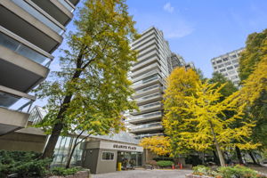 63 St Clair Ave W Unit 703, Toronto ON