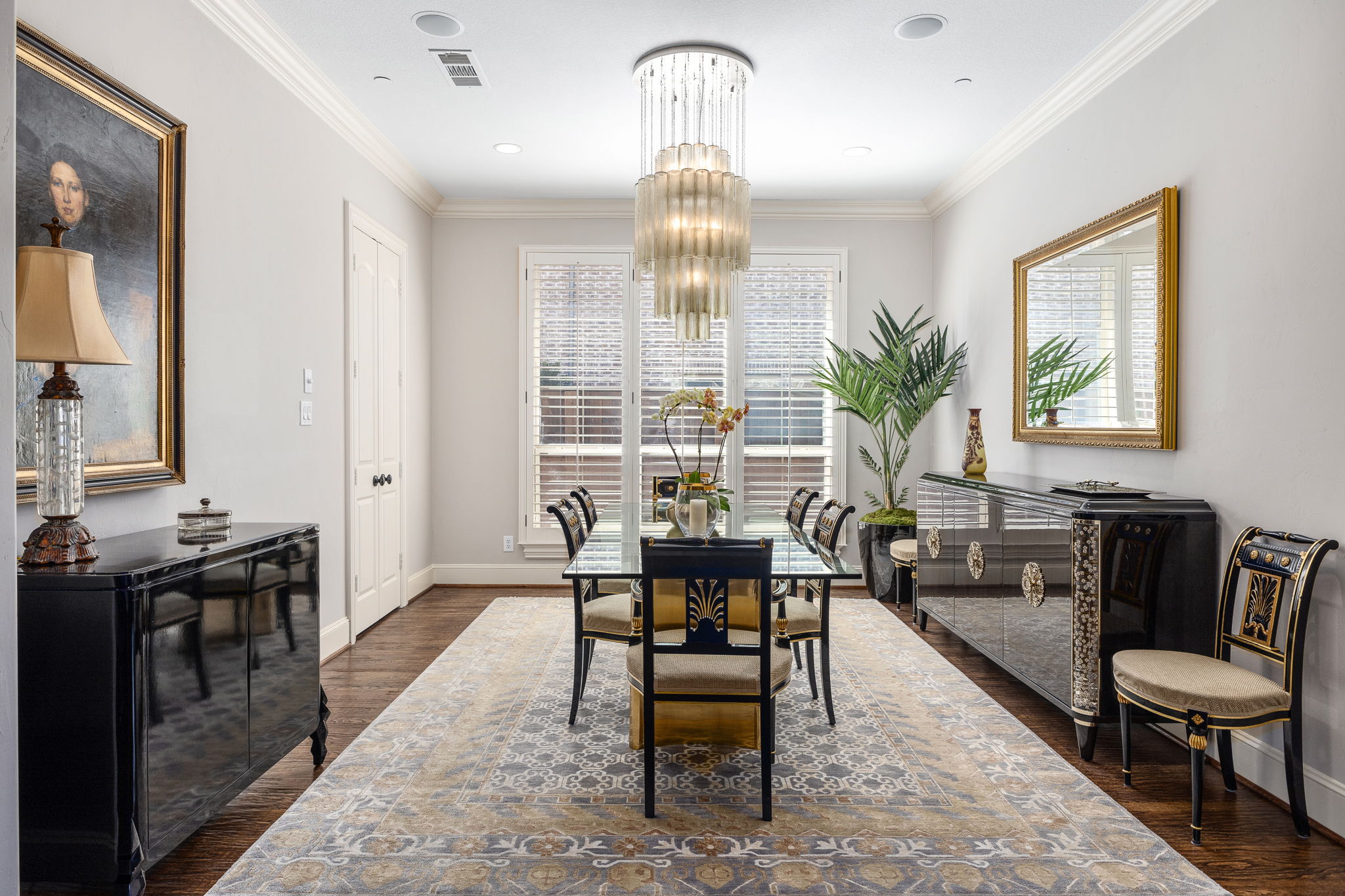 Formal dining room - perfect for hosting and family celebrations