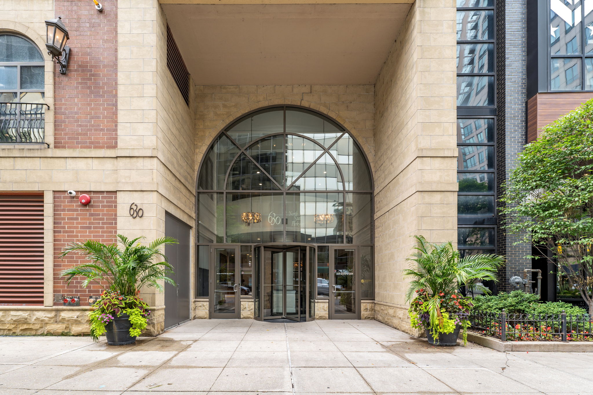 630 N State St 1003, Chicago, IL 60654 | Archi-Pix