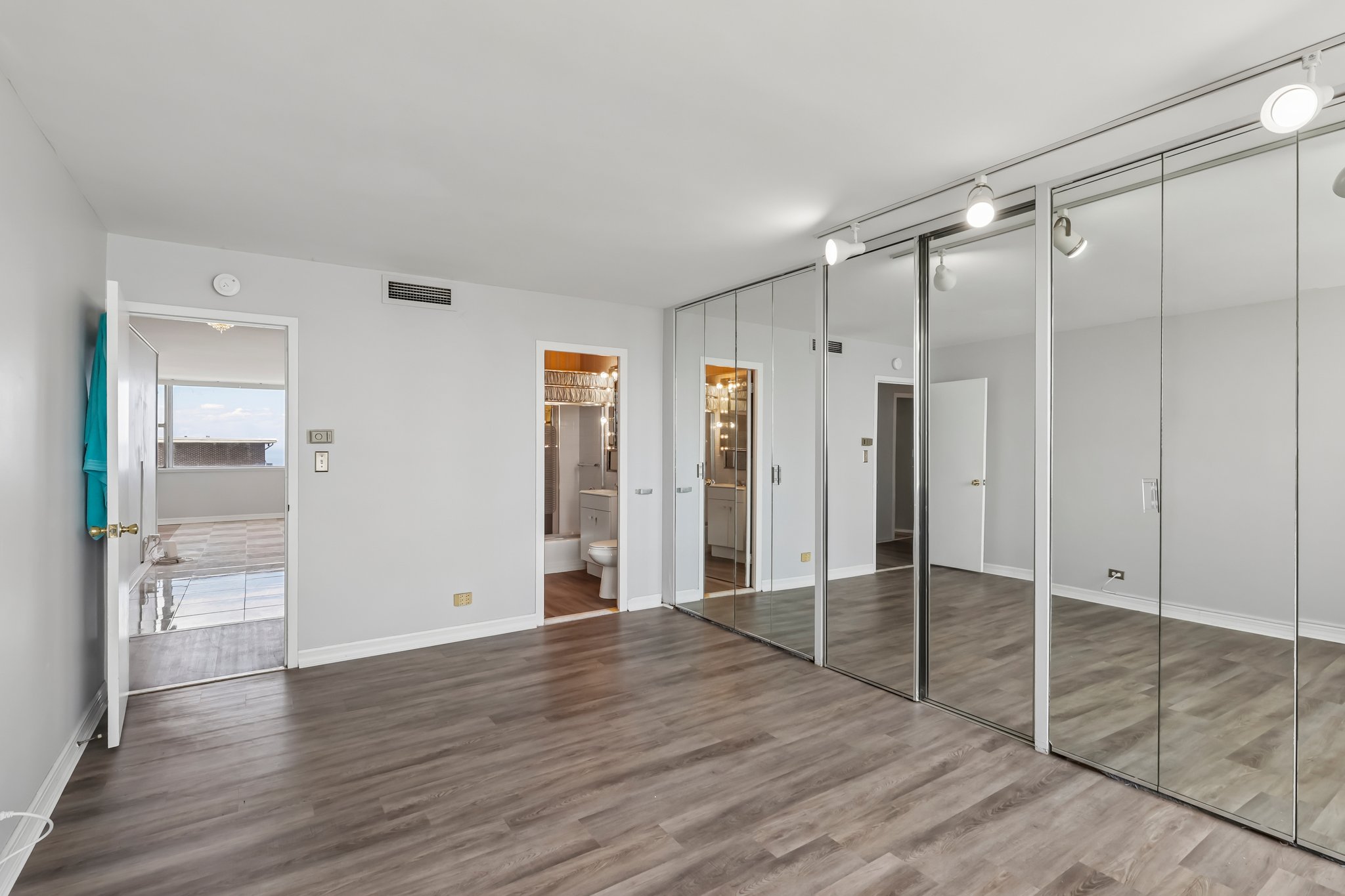 N Sheridan Rd apt 24 e-S2606-013.jpg