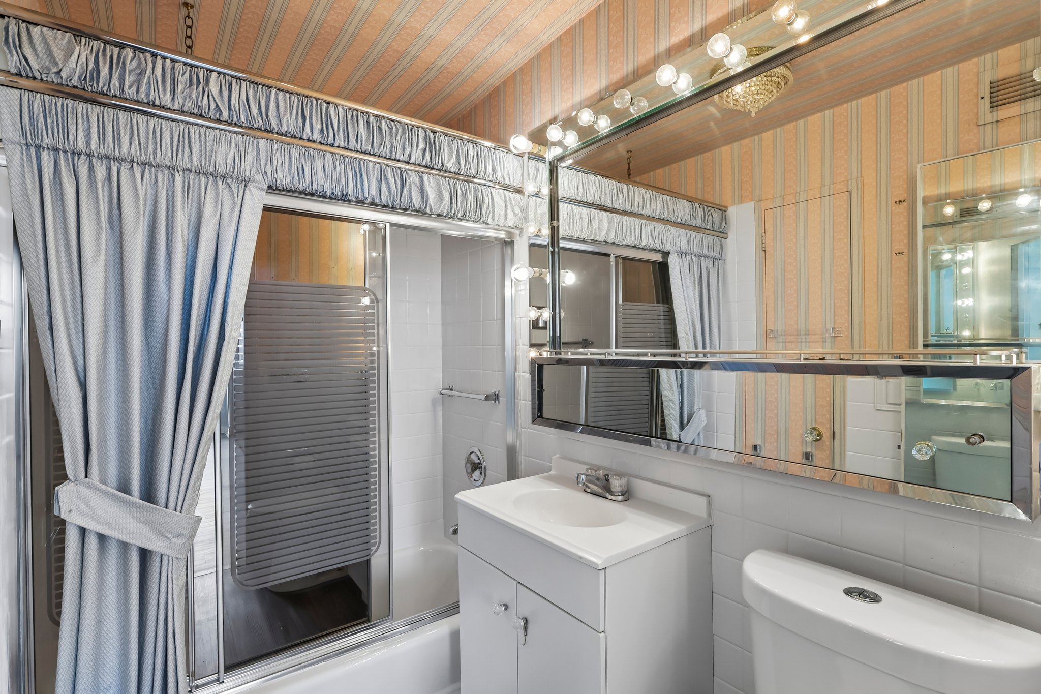 N Sheridan Rd apt 24 e-S2606-014.jpg