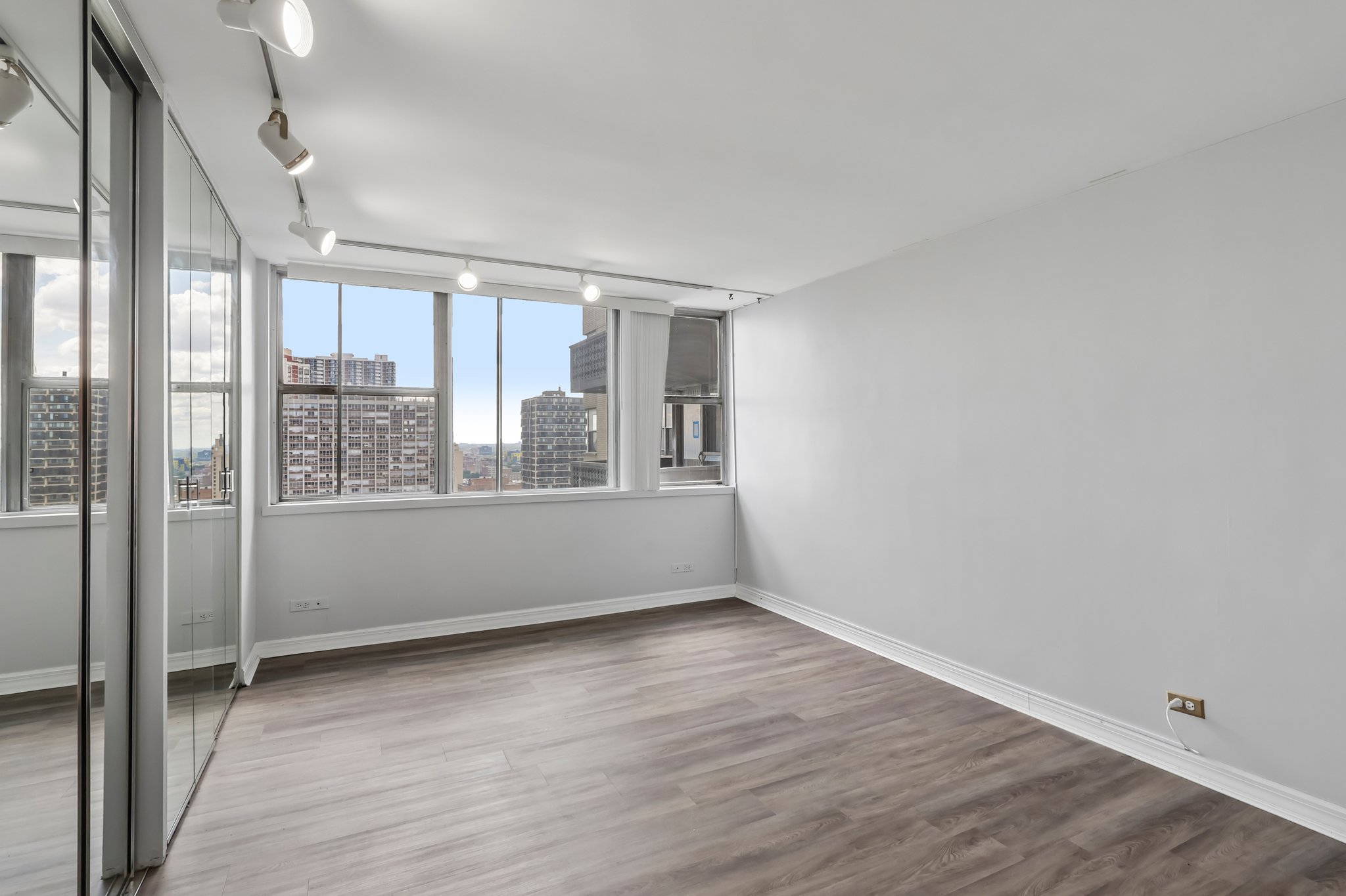 N Sheridan Rd apt 24 e-S2606-016.jpg