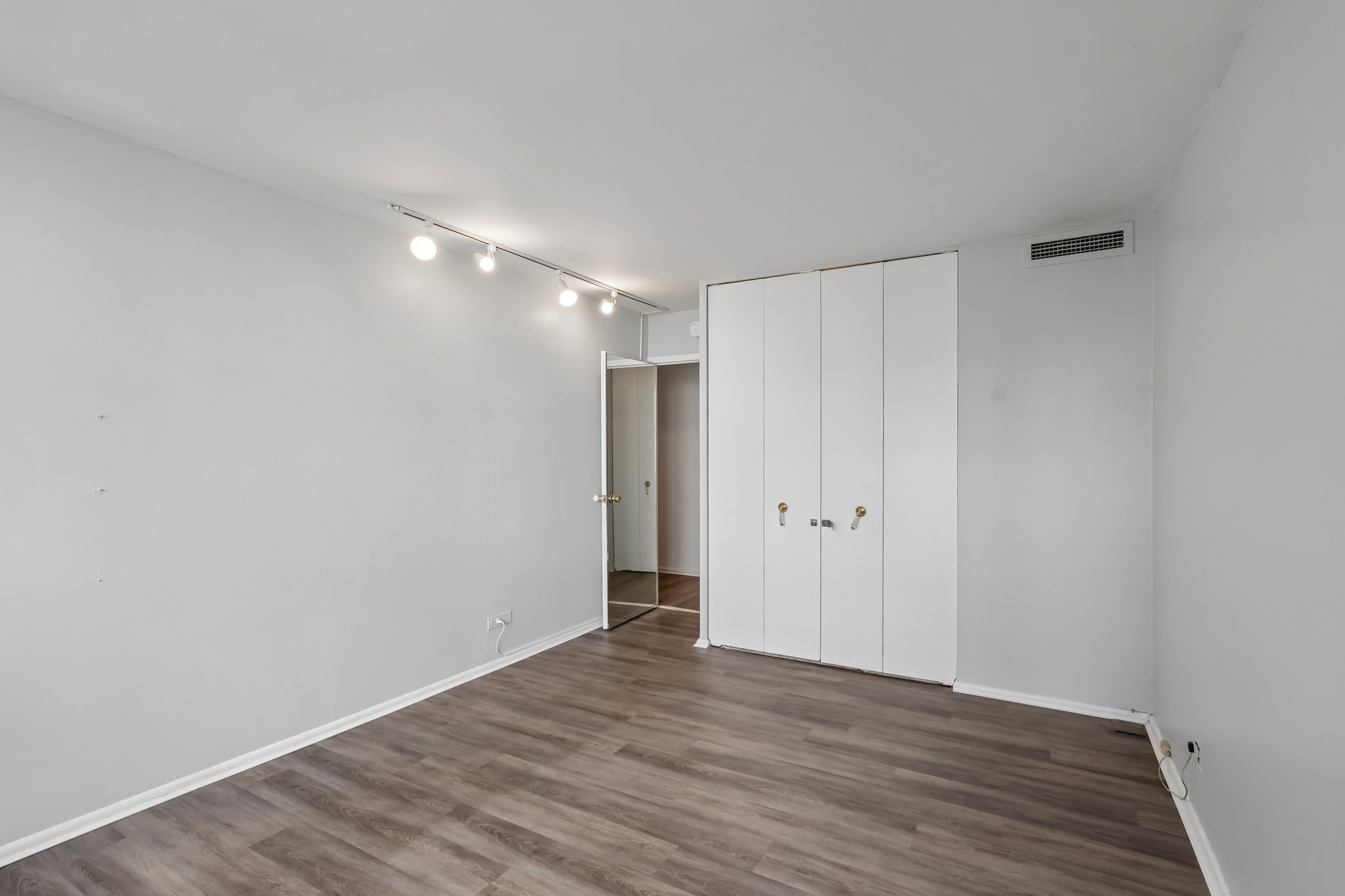 N Sheridan Rd apt 24 e-S2606-018.jpg