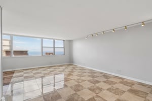 N Sheridan Rd apt 24 e-S2606-007.jpg