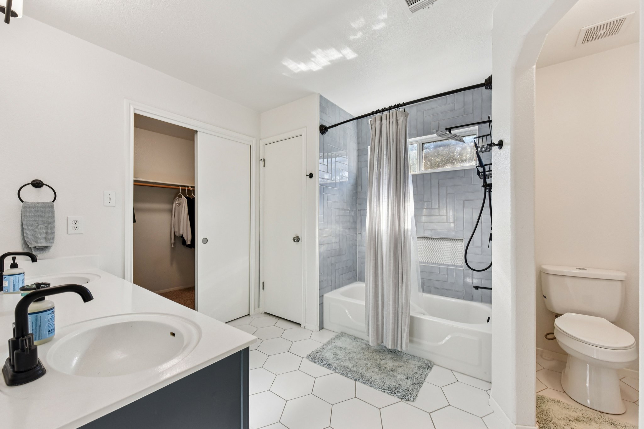 La Mesa St-S1702-029.jpg