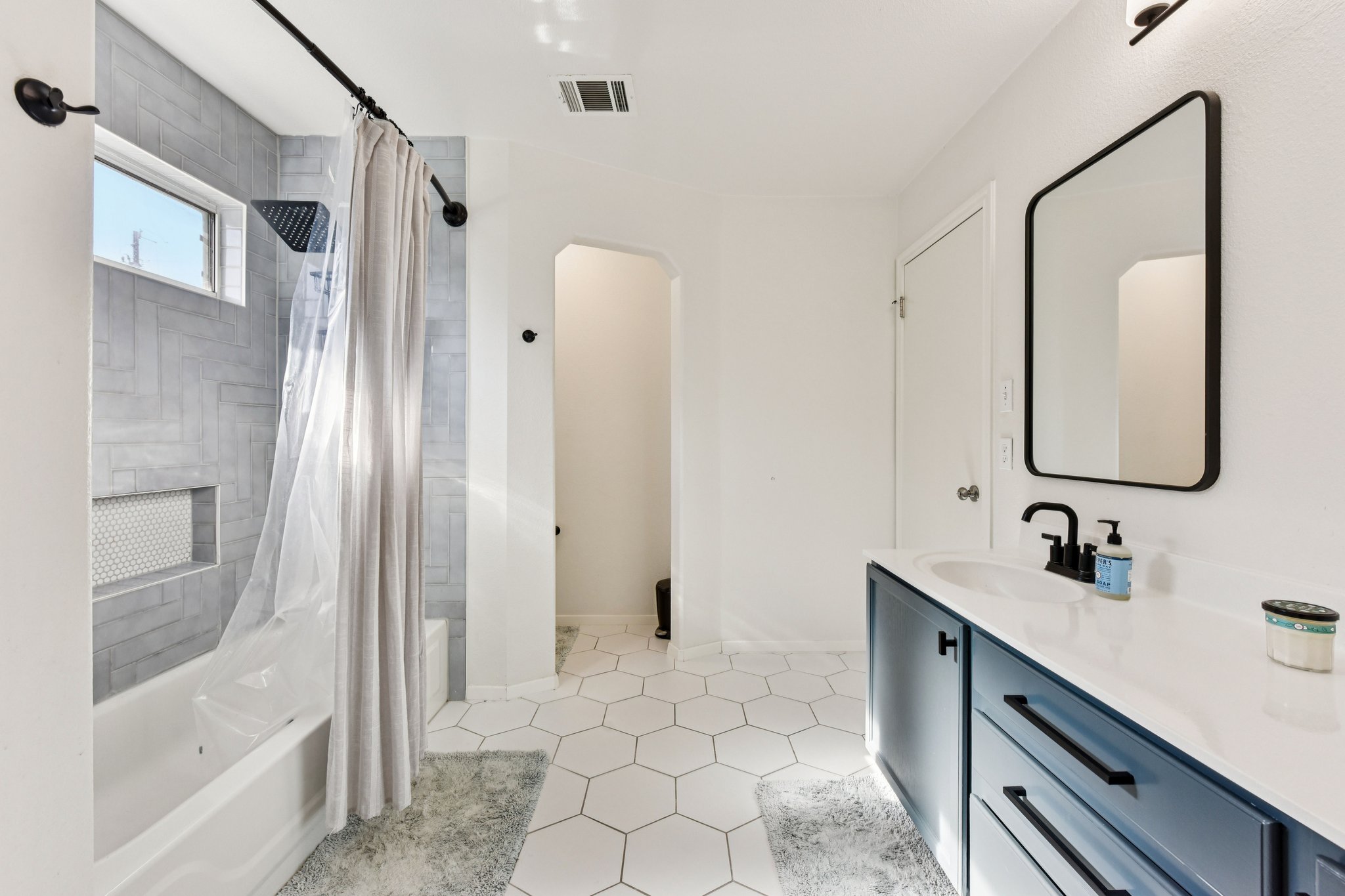 La Mesa St-S1702-033.jpg
