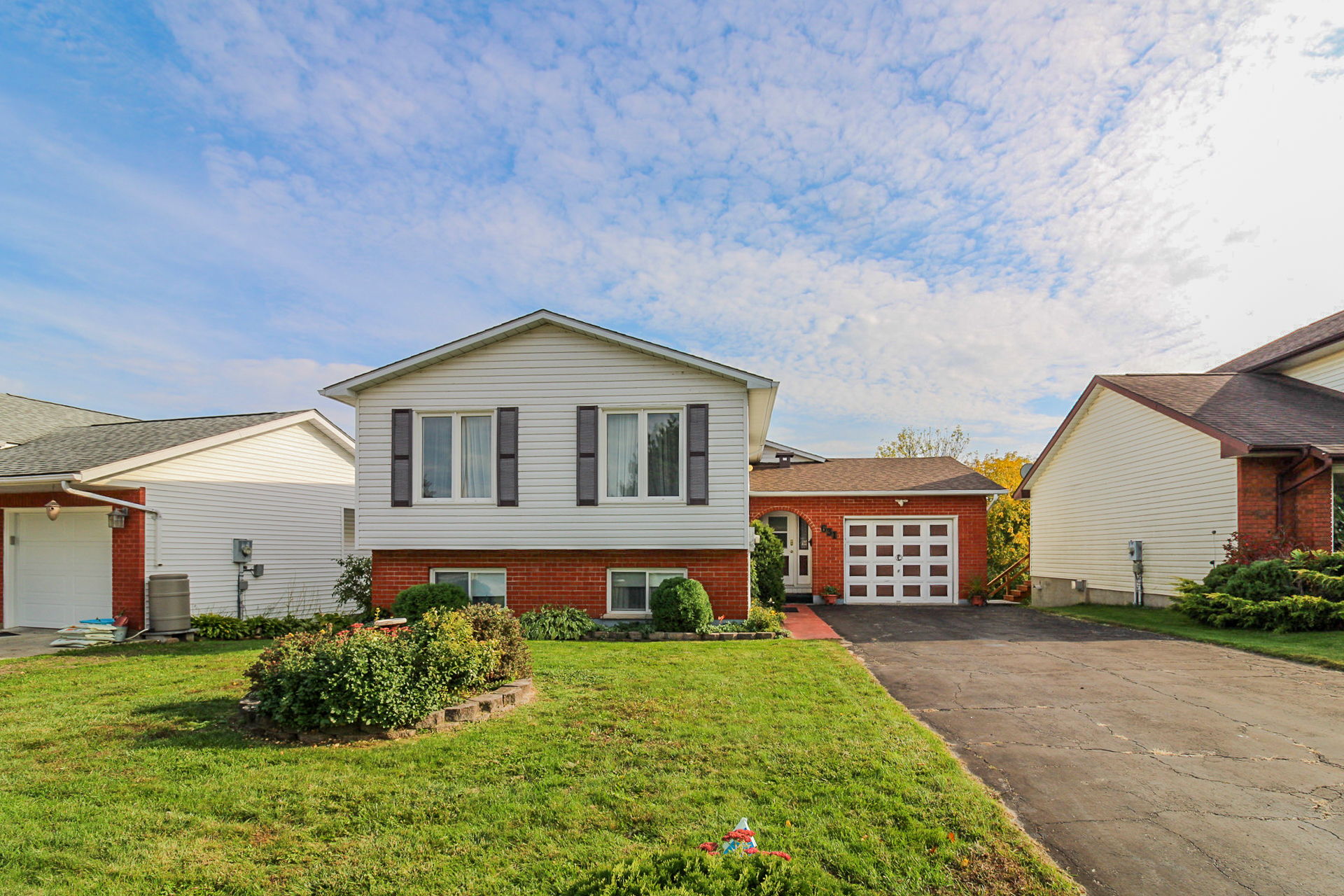 631 MacDonald Dr, Gananoque, ON K7G 3C3 Amo360