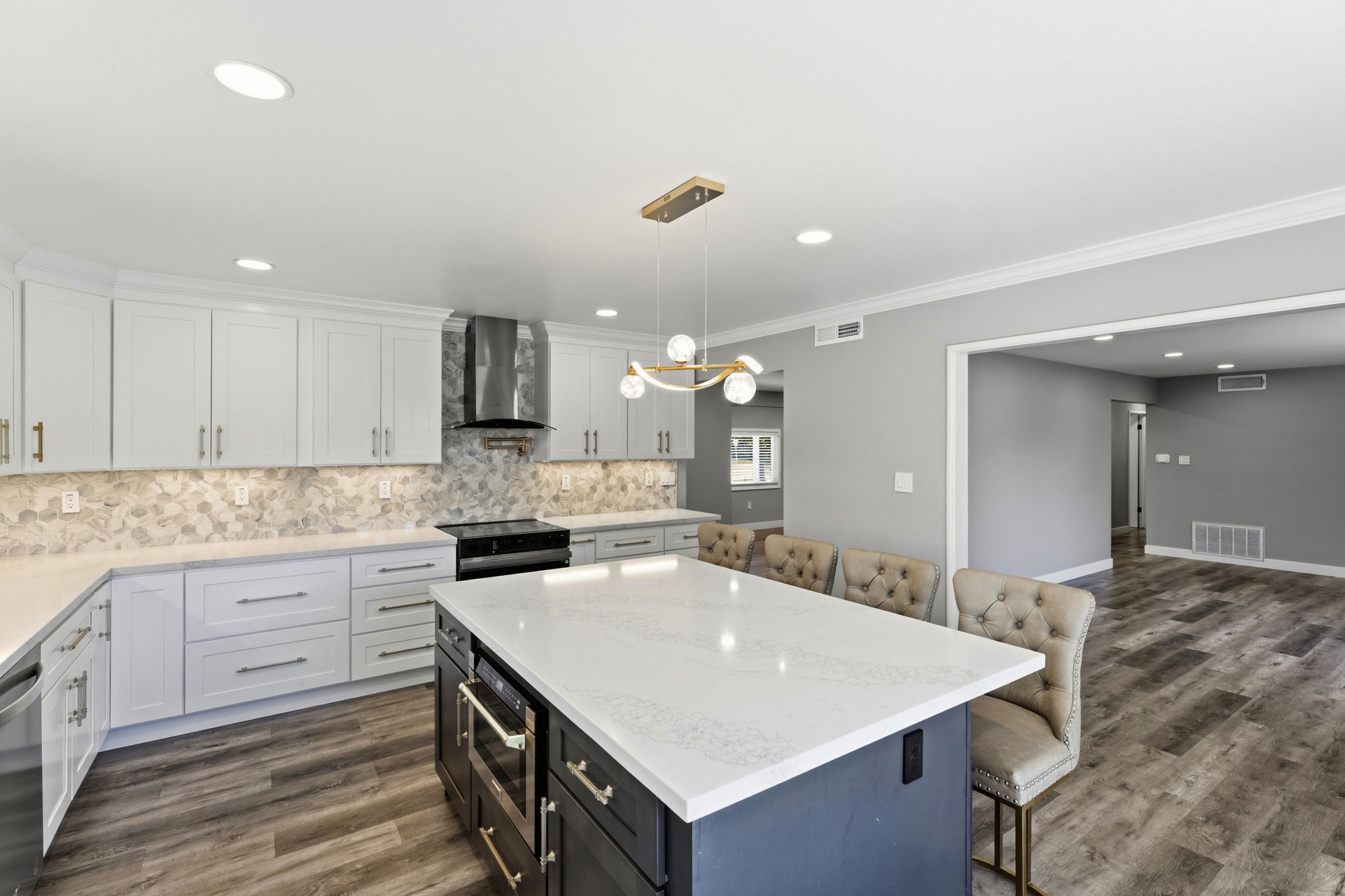 017_F8_6311 Belmont Pl