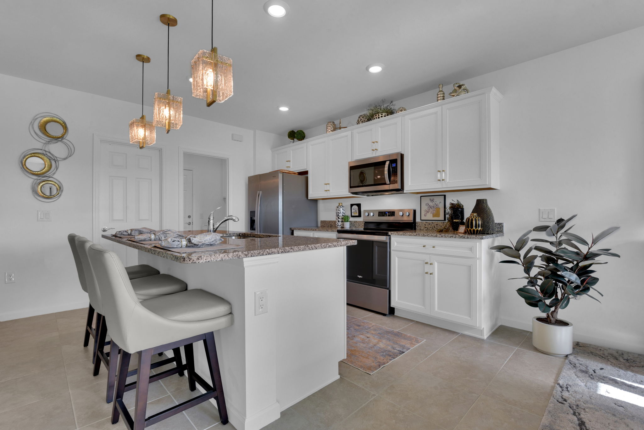 Kitchen w/ Breakfast Bar