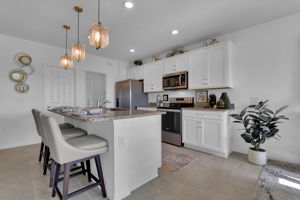 Kitchen w/ Breakfast Bar