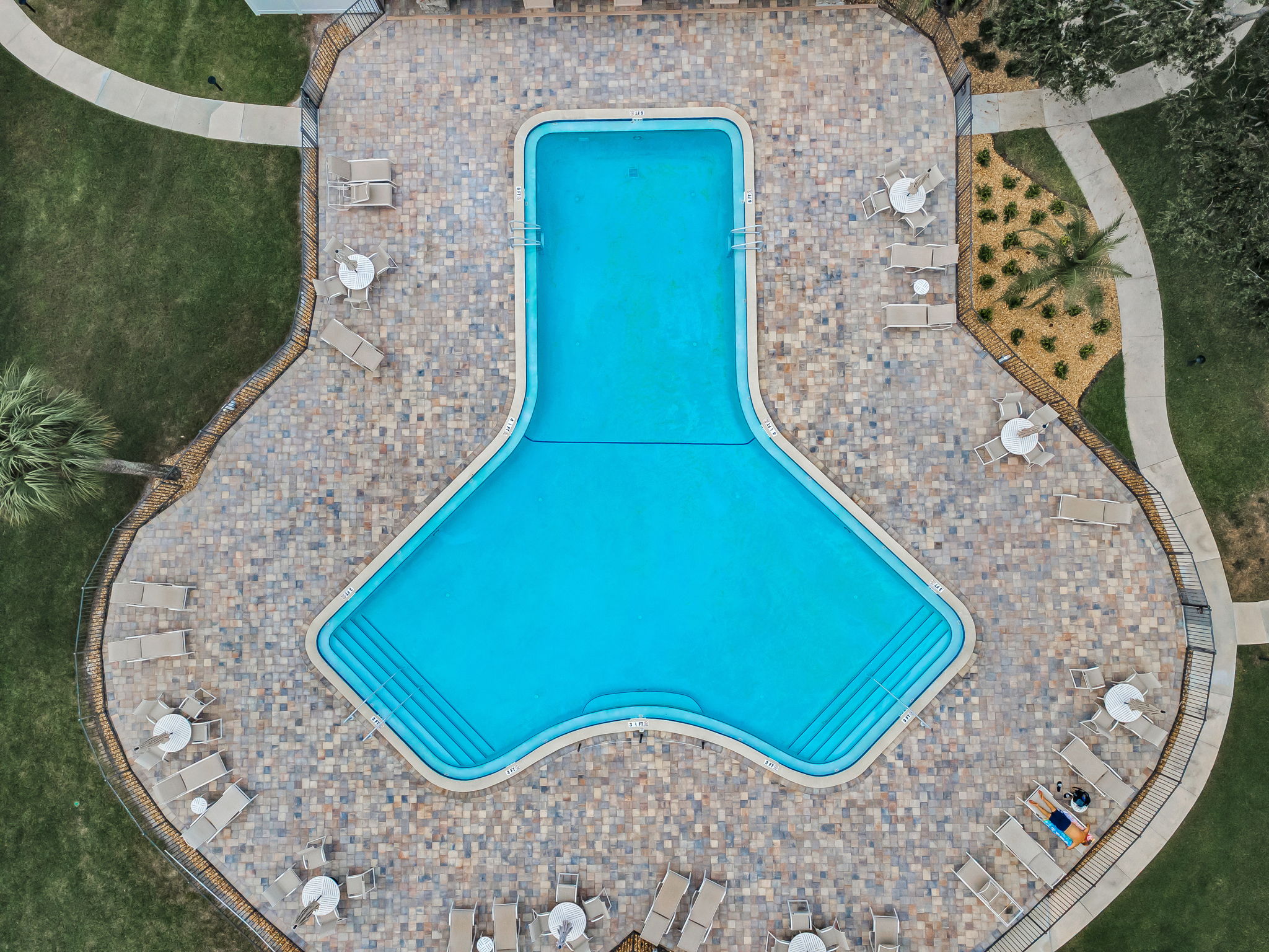 Edgewater Arms Pool26