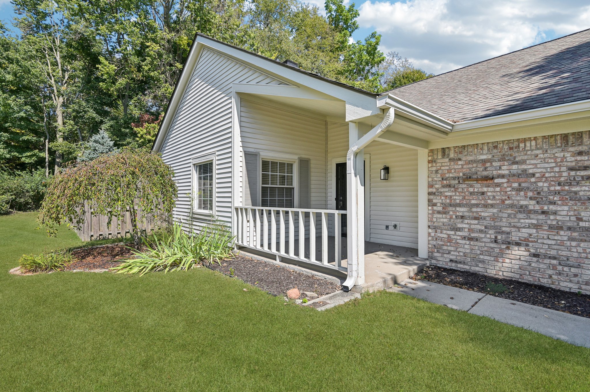 Stratford Dr N-L1609-003.jpg