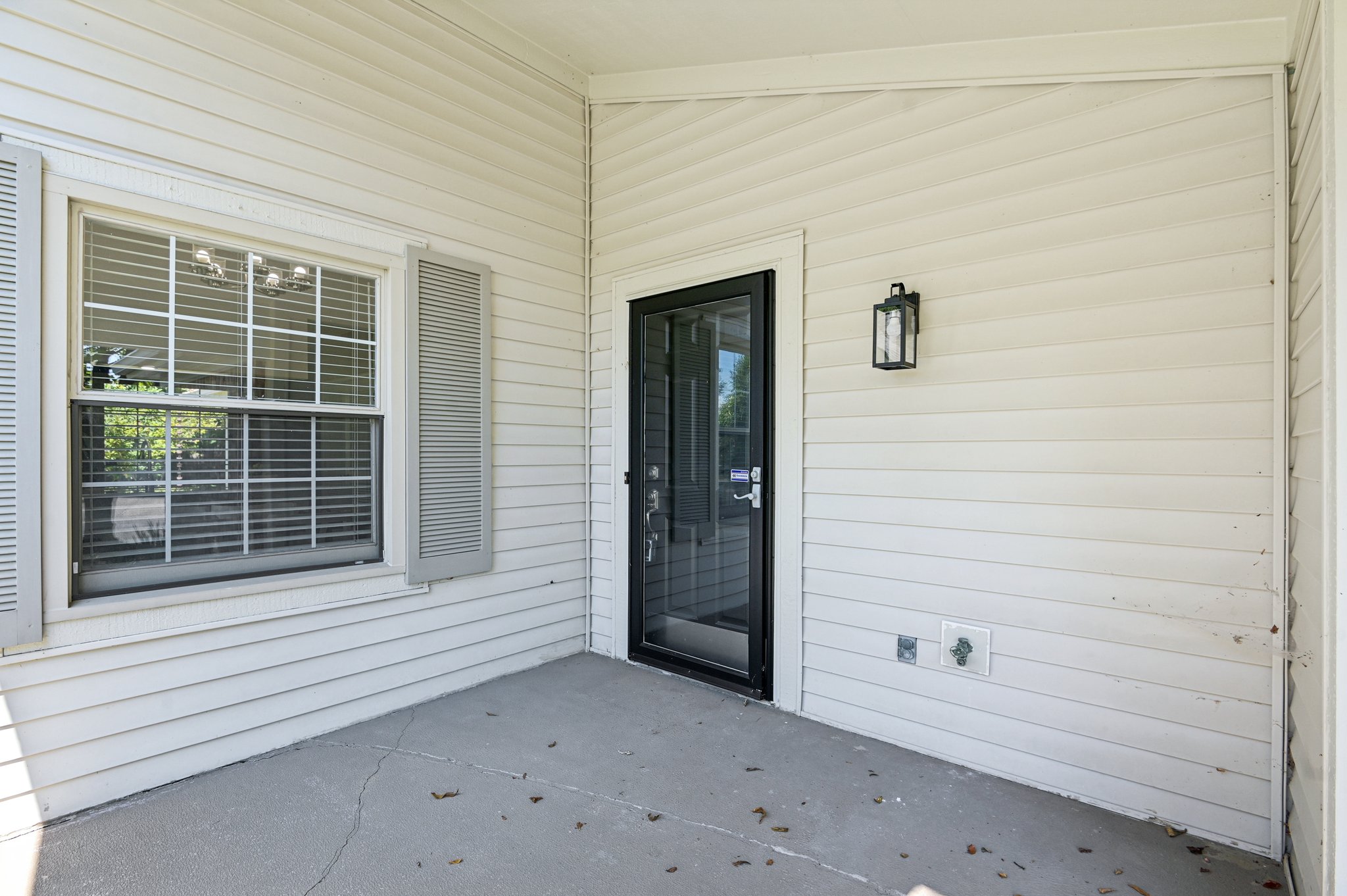 Stratford Dr N-L1609-004.jpg