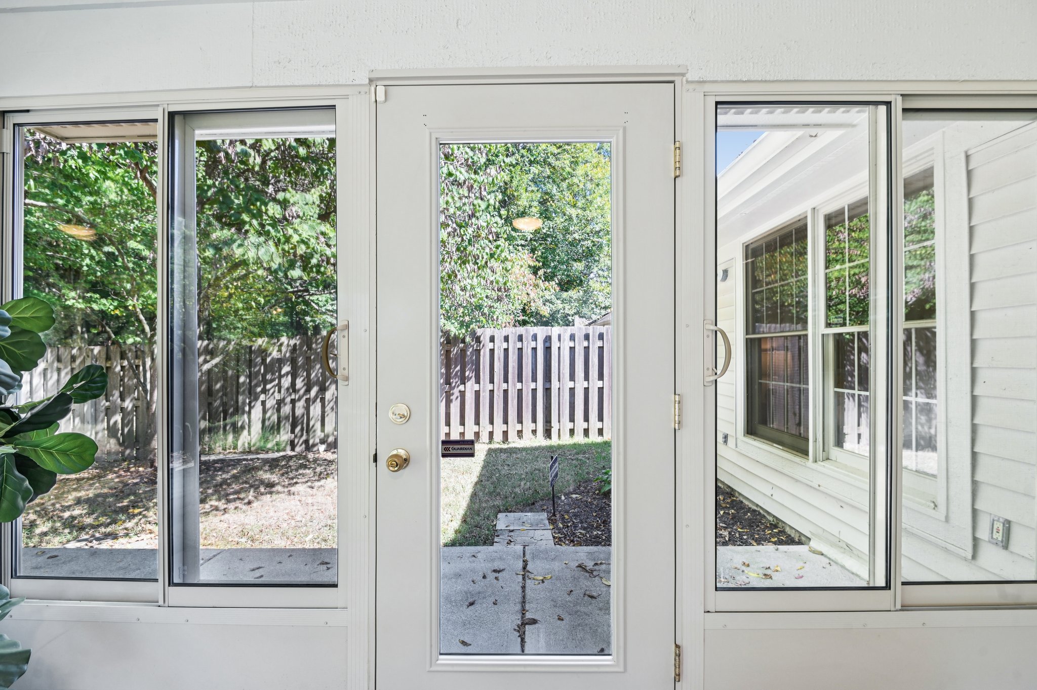 Stratford Dr N-L1609-026.jpg