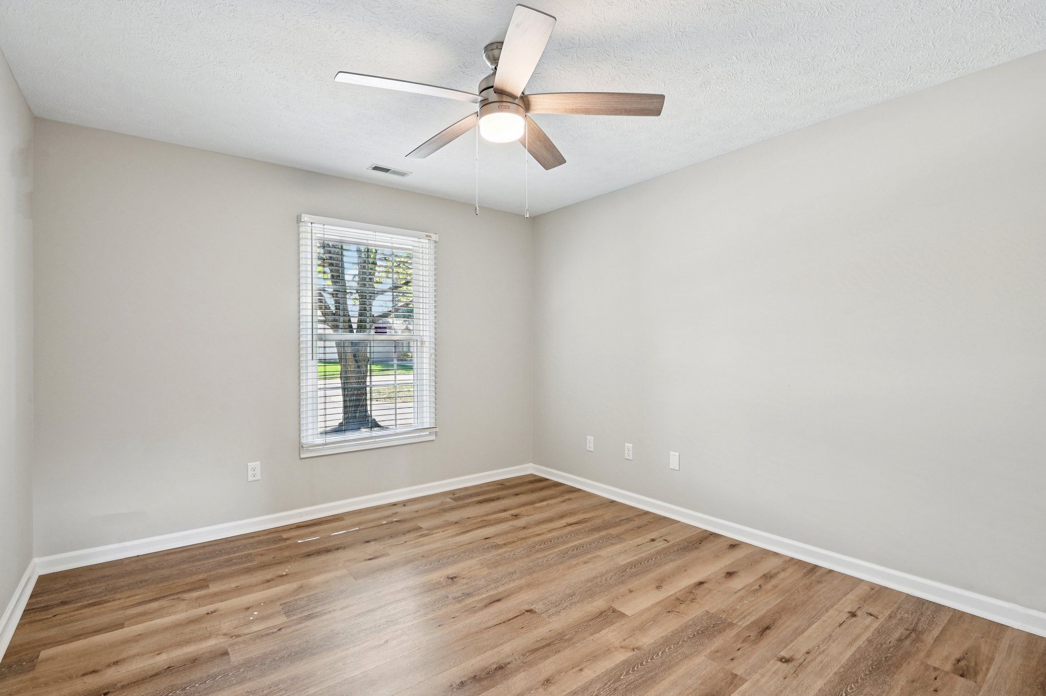 Stratford Dr N-L1609-031.jpg