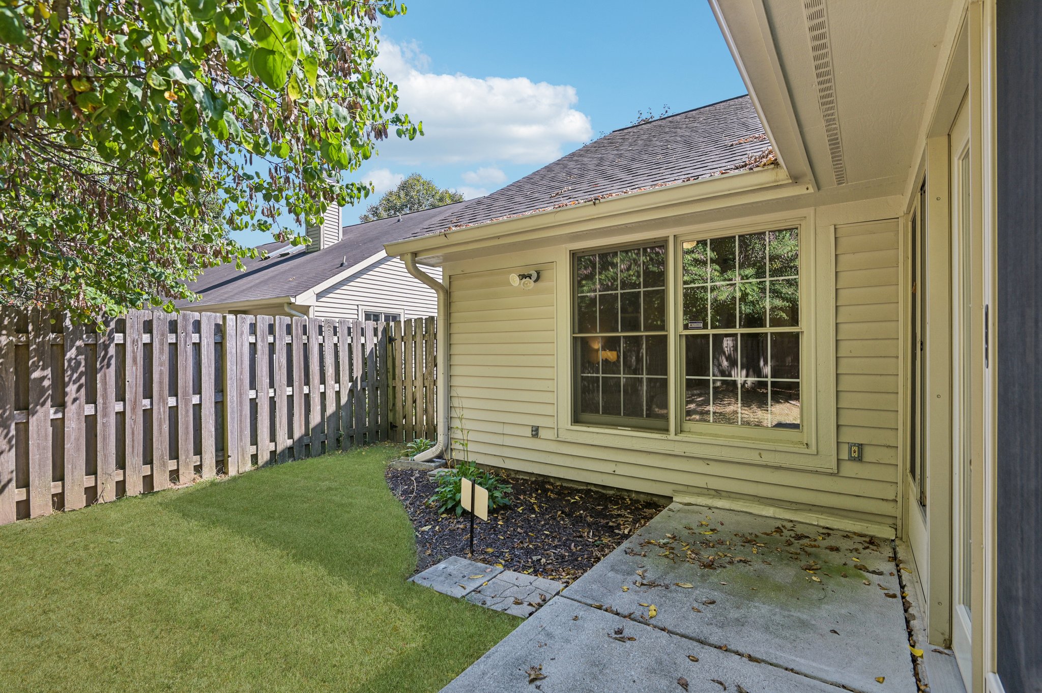 Stratford Dr N-L1609-051.jpg