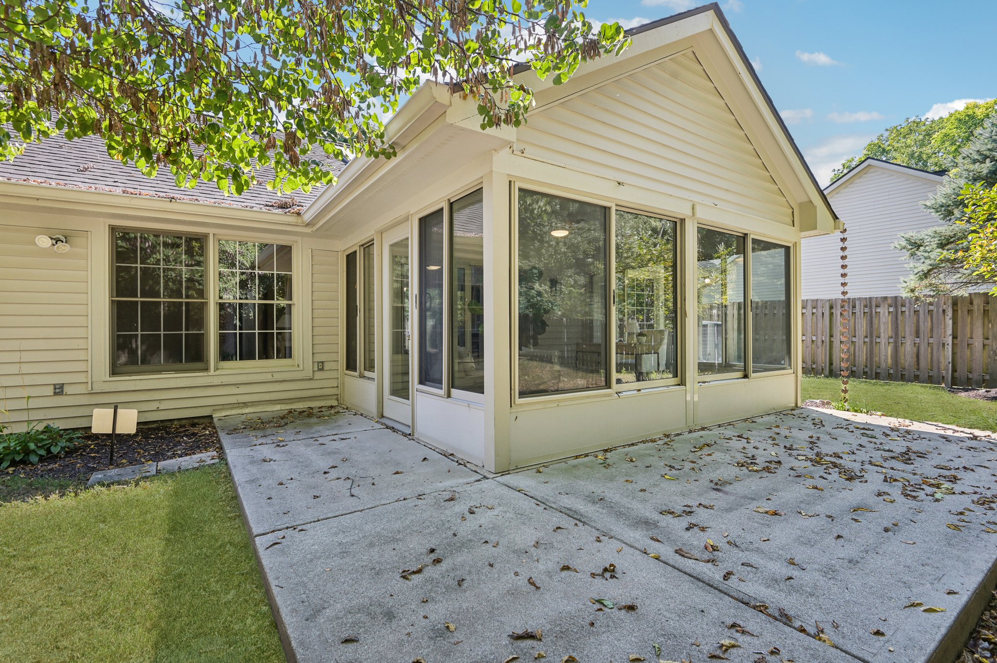 Stratford Dr N-L1609-053.jpg