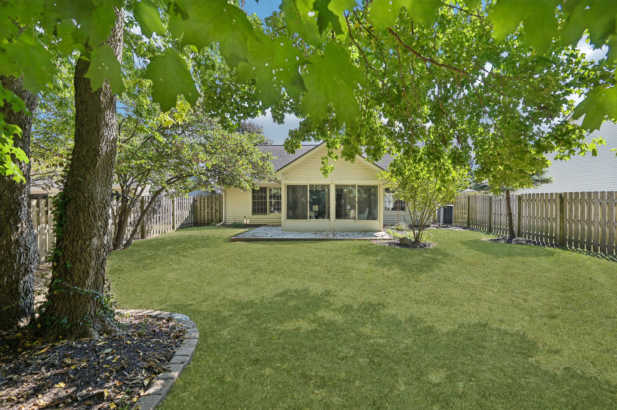 Stratford Dr N-L1609-054.jpg