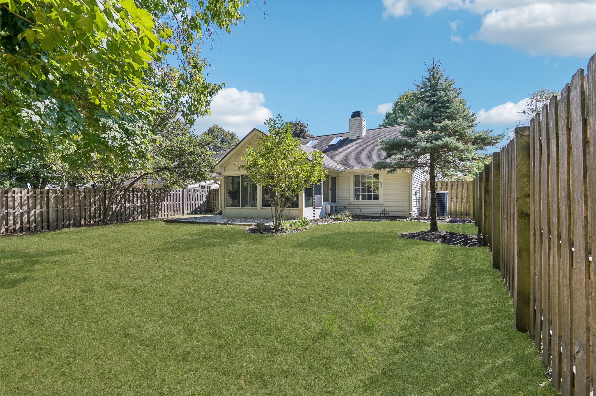 Stratford Dr N-L1609-056.jpg
