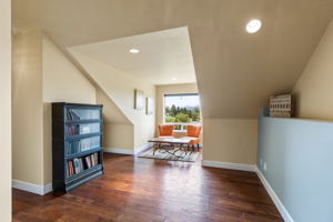 Upstairs Sitting Area with Breathtaking Cascade Mountain Views