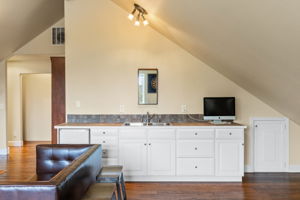 Large Wet Bar, Perfect for Entertaining