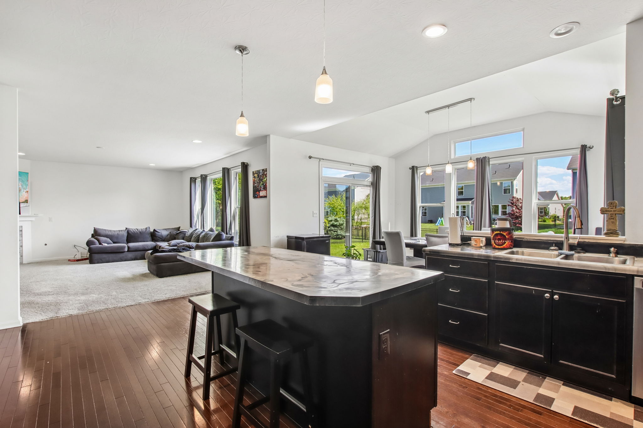W Riverside Rd-S1205-011