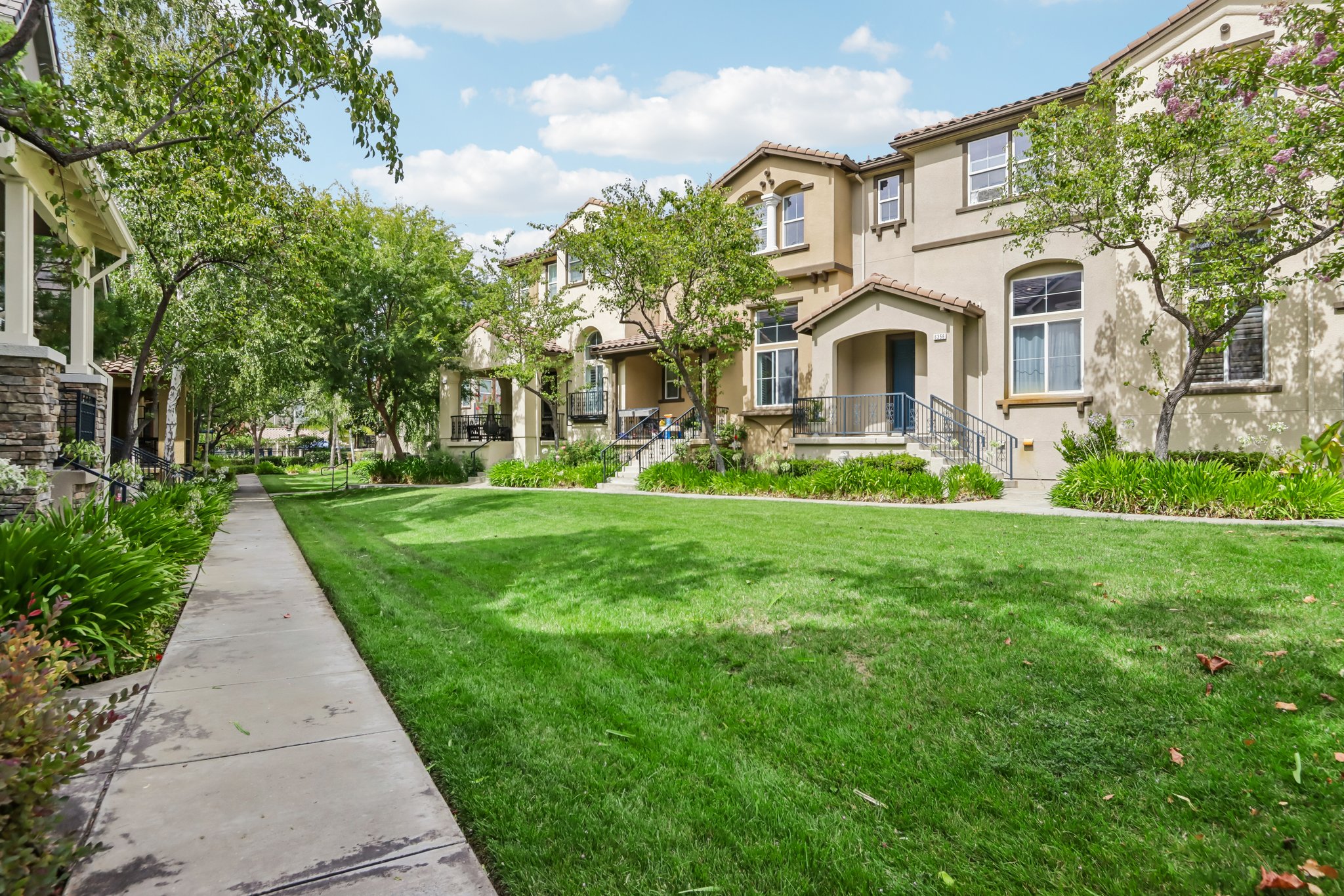Byron Ln-S1908-075.jpg