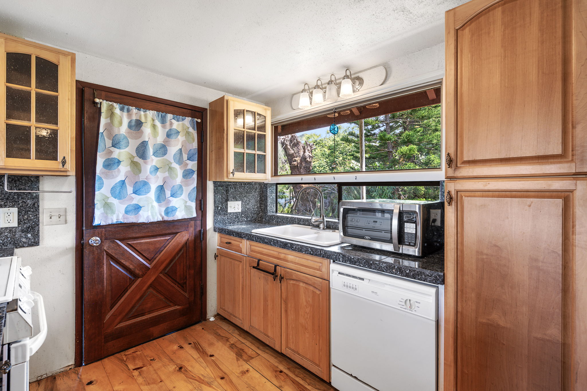 Mid Kitchen b