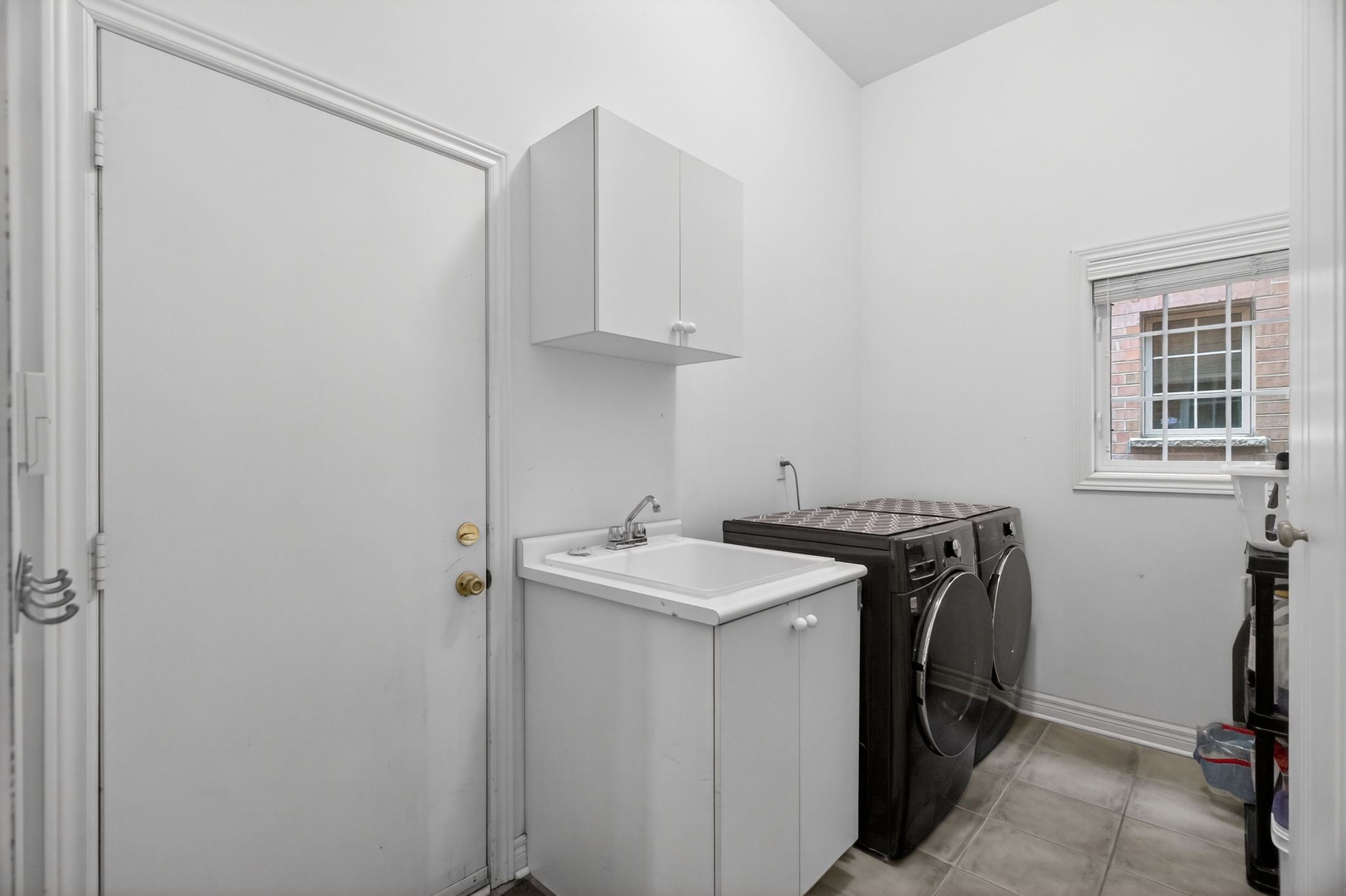 64 Canelli Heights Ct Vaughan, ON L4J 8V5