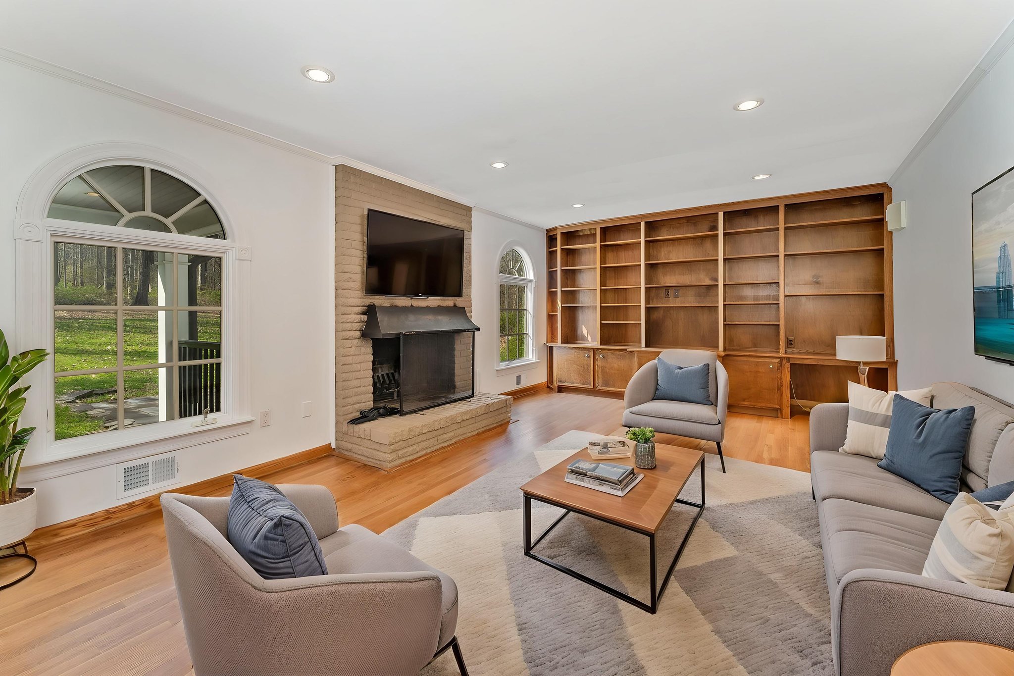 DSC09730 virtually staged.jpeg