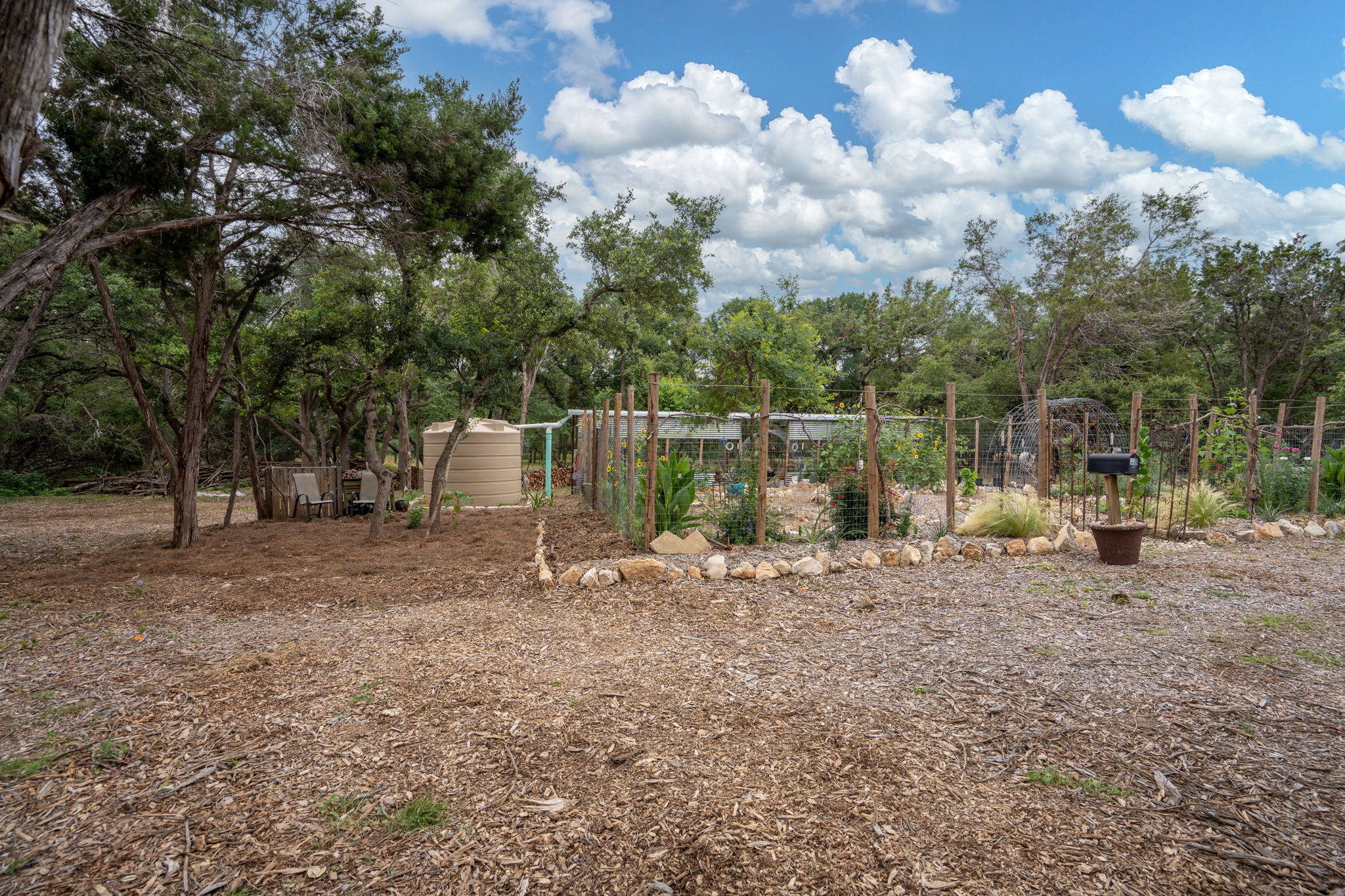 Garden, shed in the back and water tank