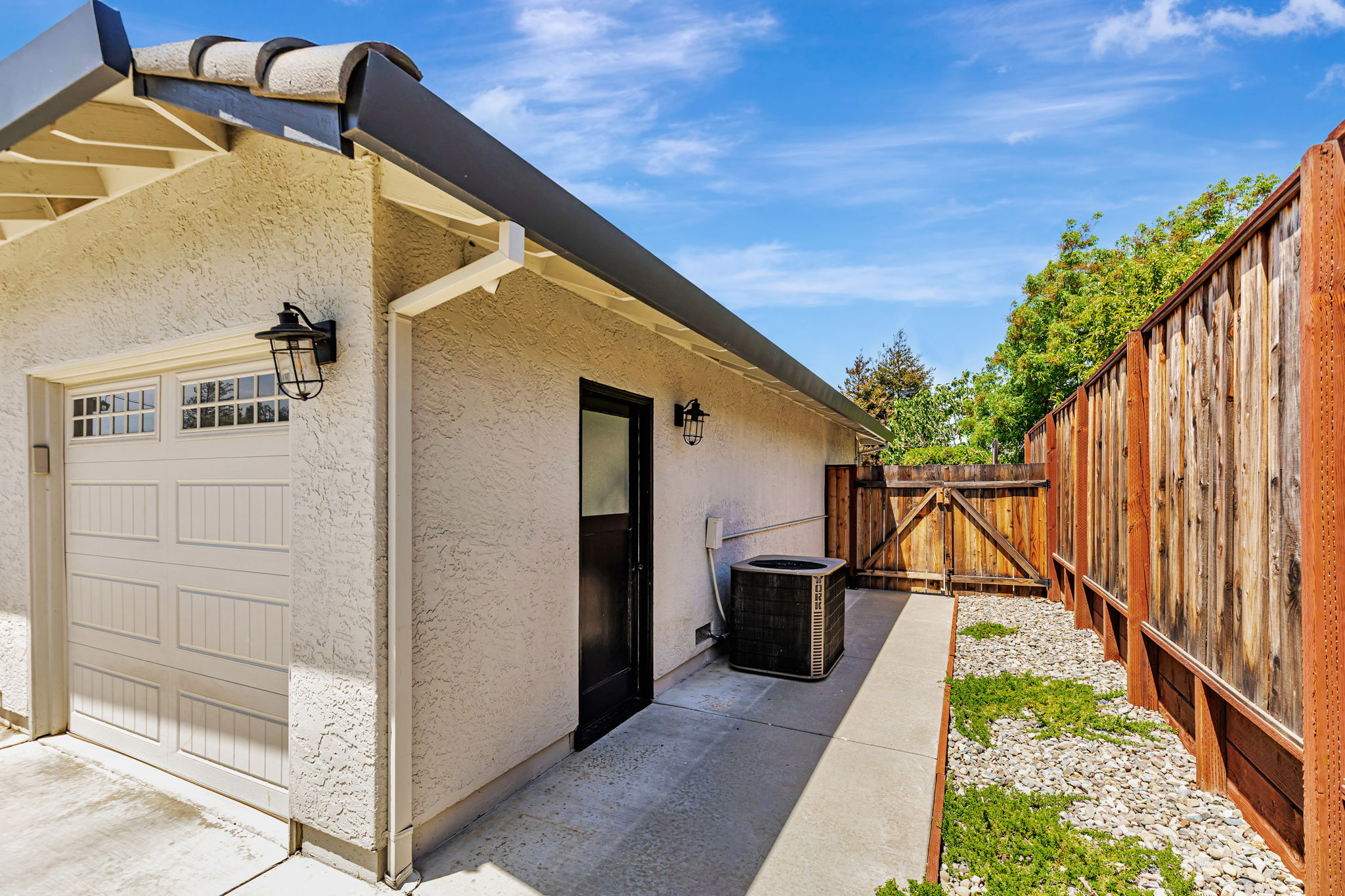 057_640 S Ridgemark Dr  Hollister