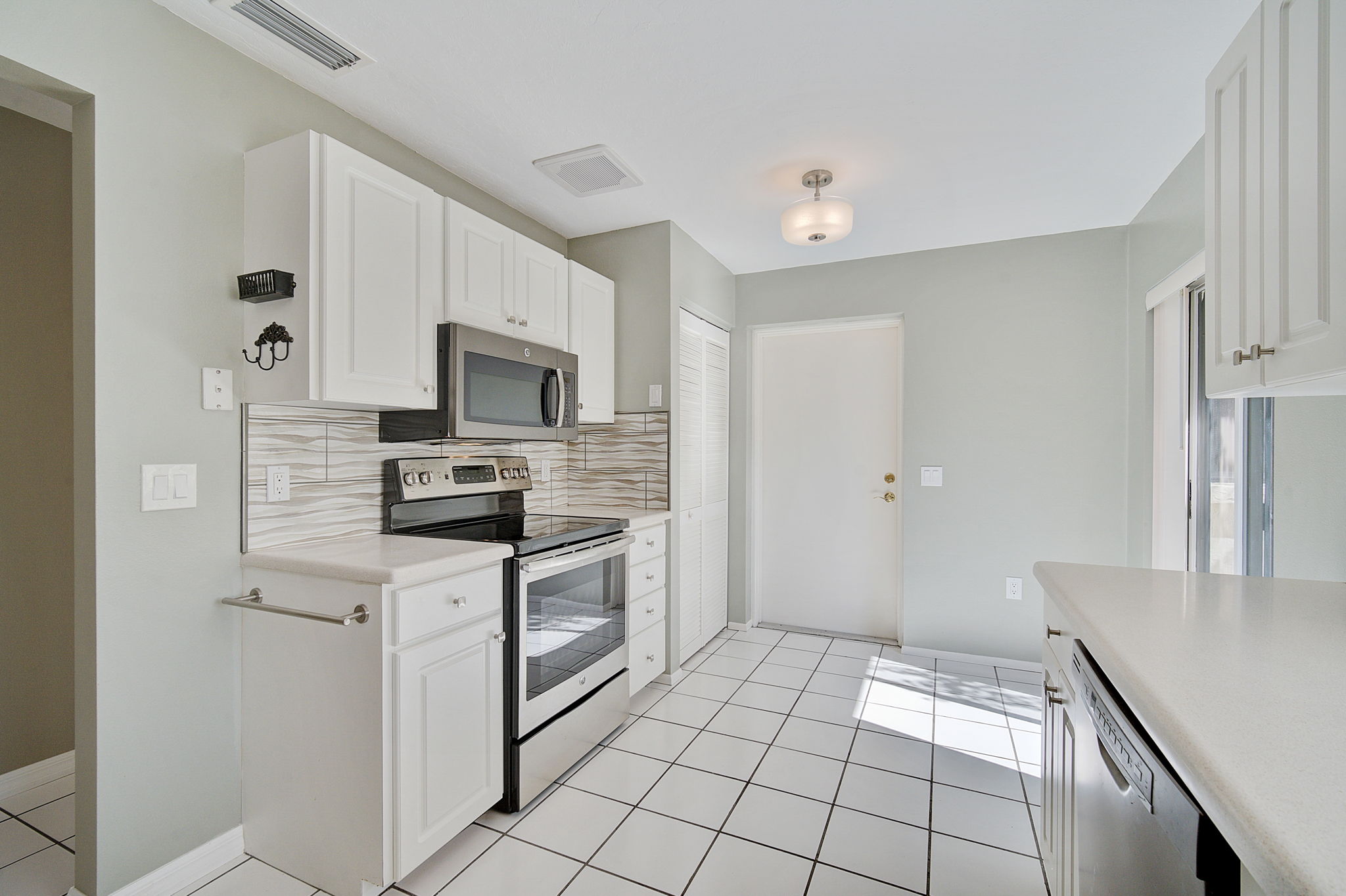 6404 Sun Eagle Ln-8