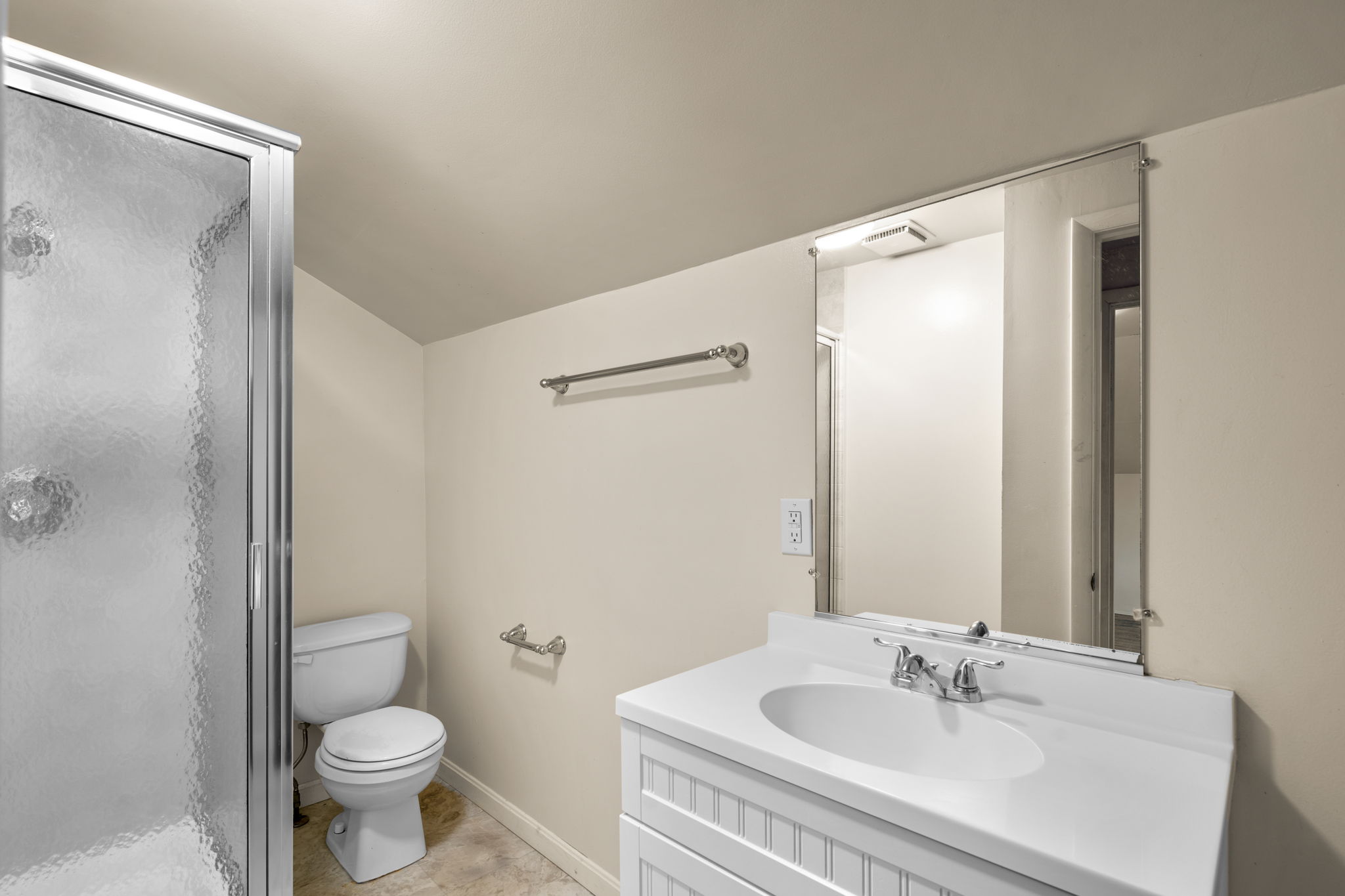 Upper Level Full Bath