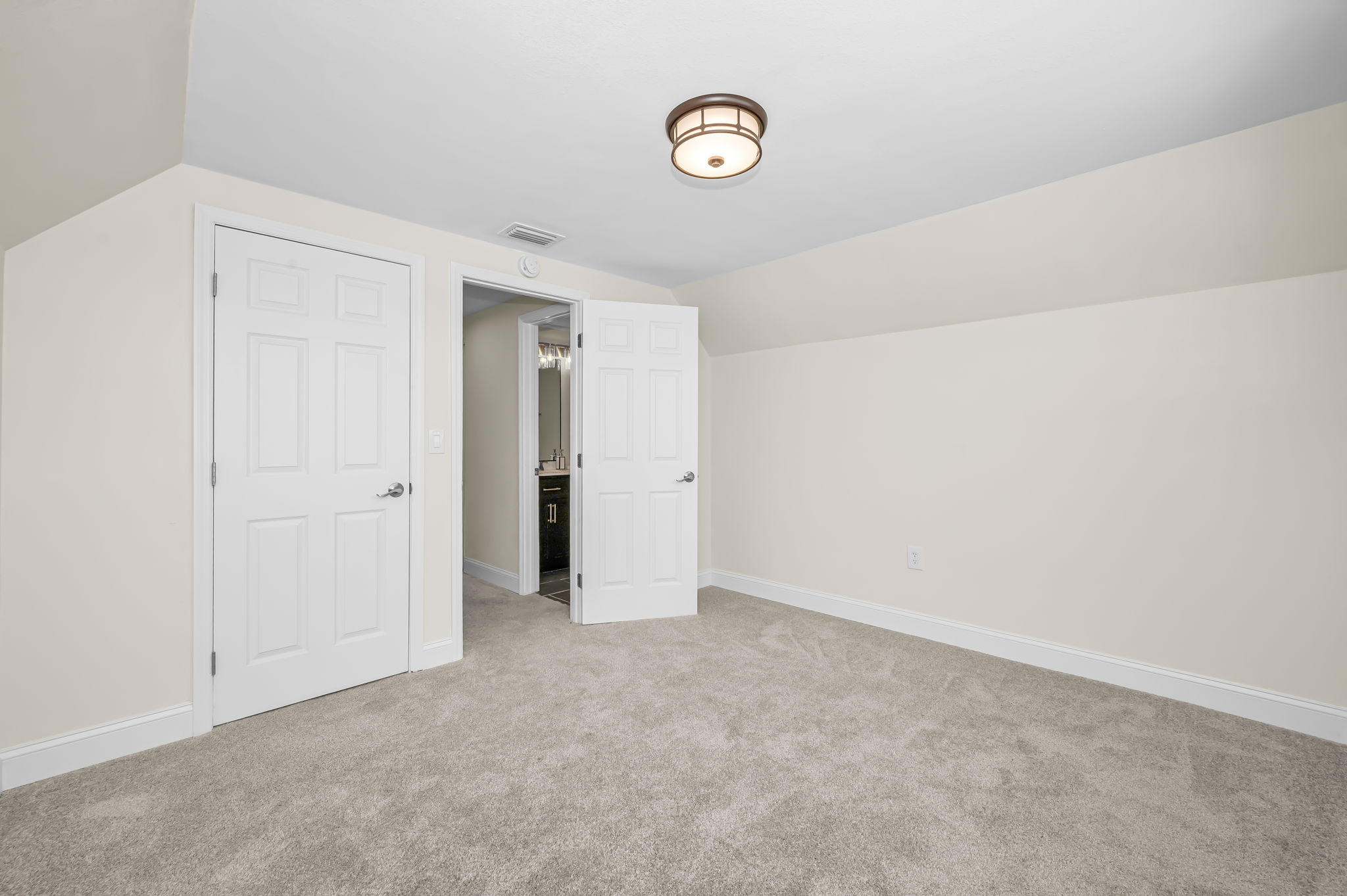 Upper Level Bedroom4b