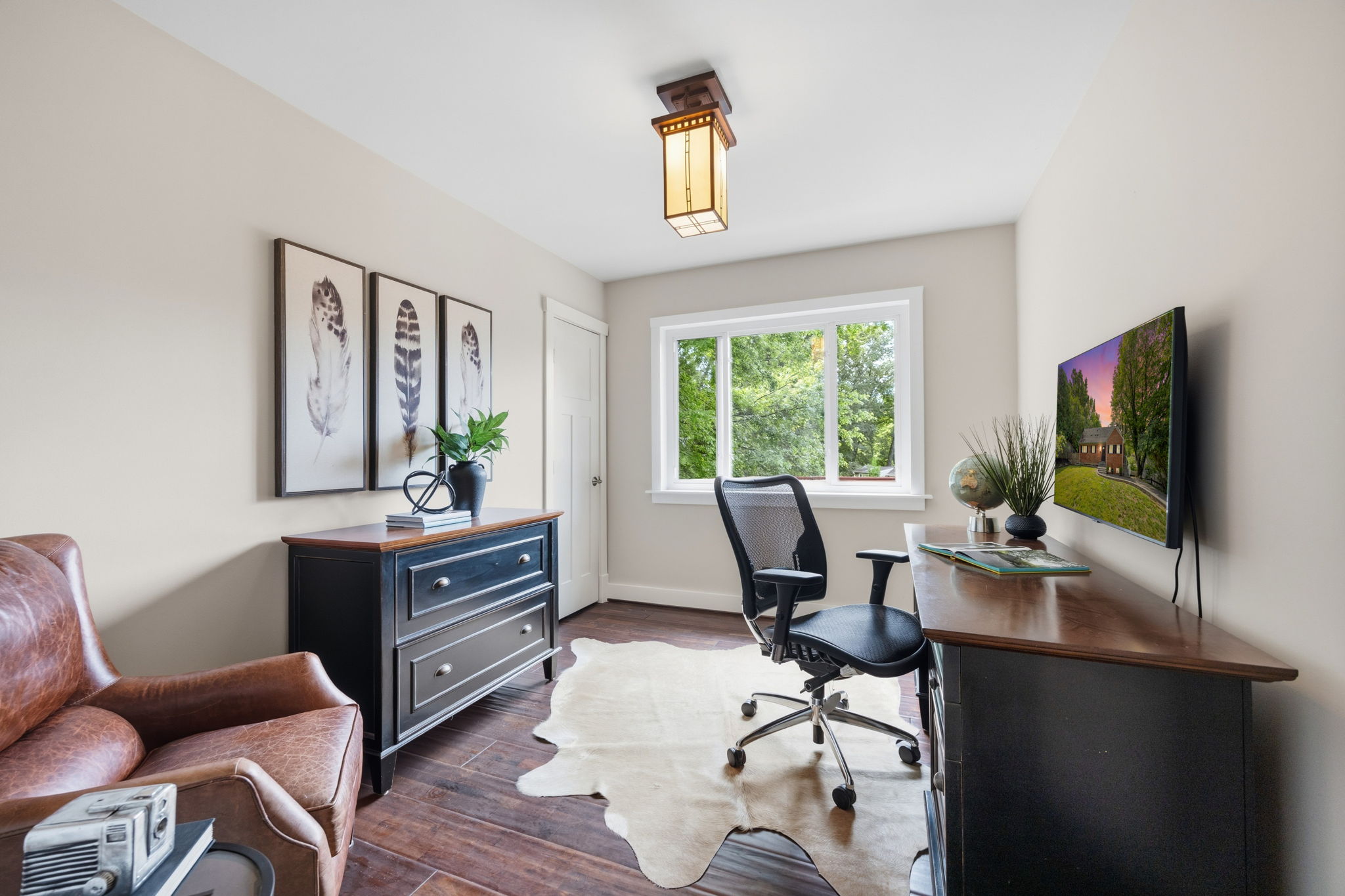 Second main-level bedroom - or home office!