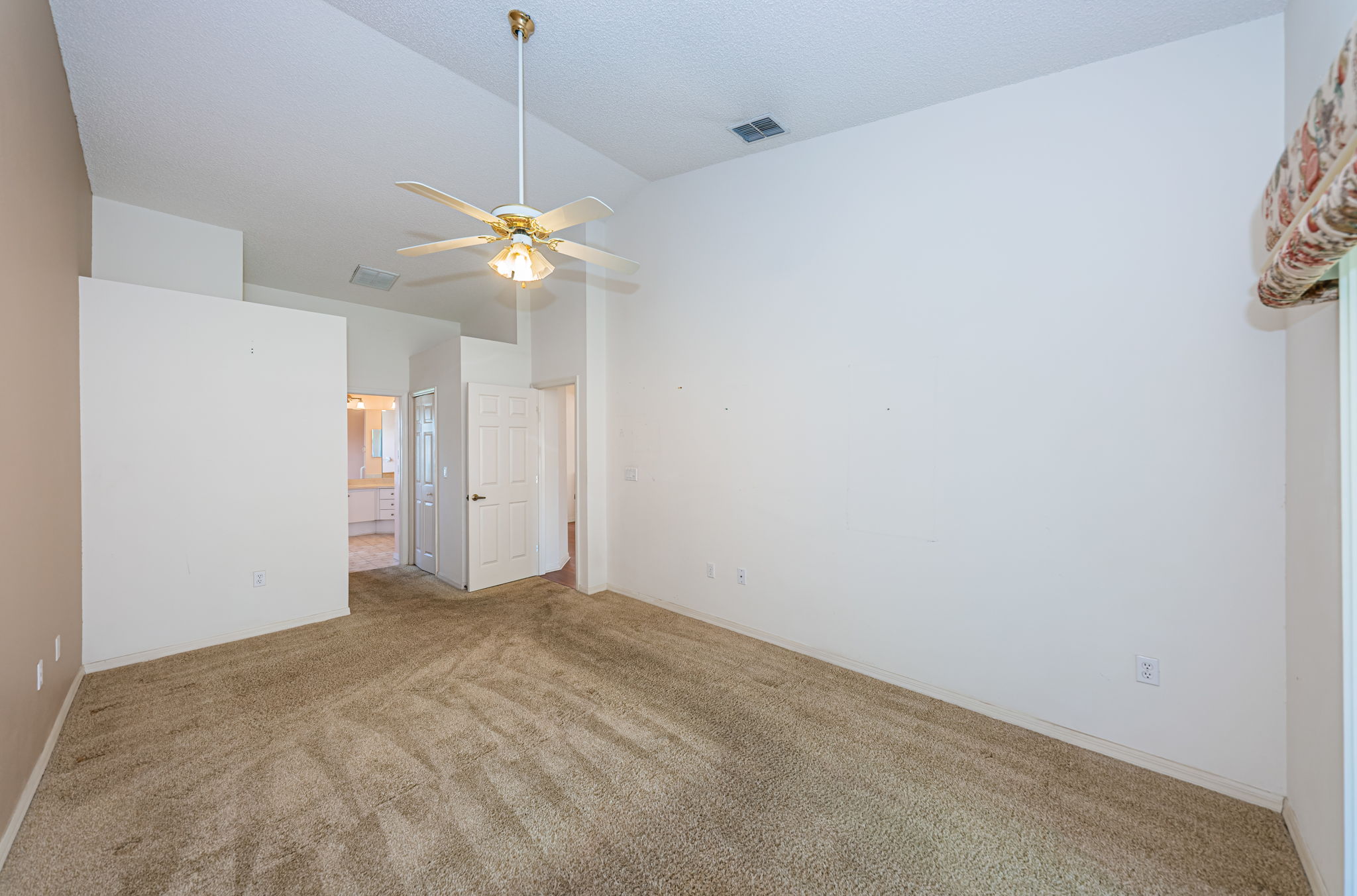 Master Bedroom1b