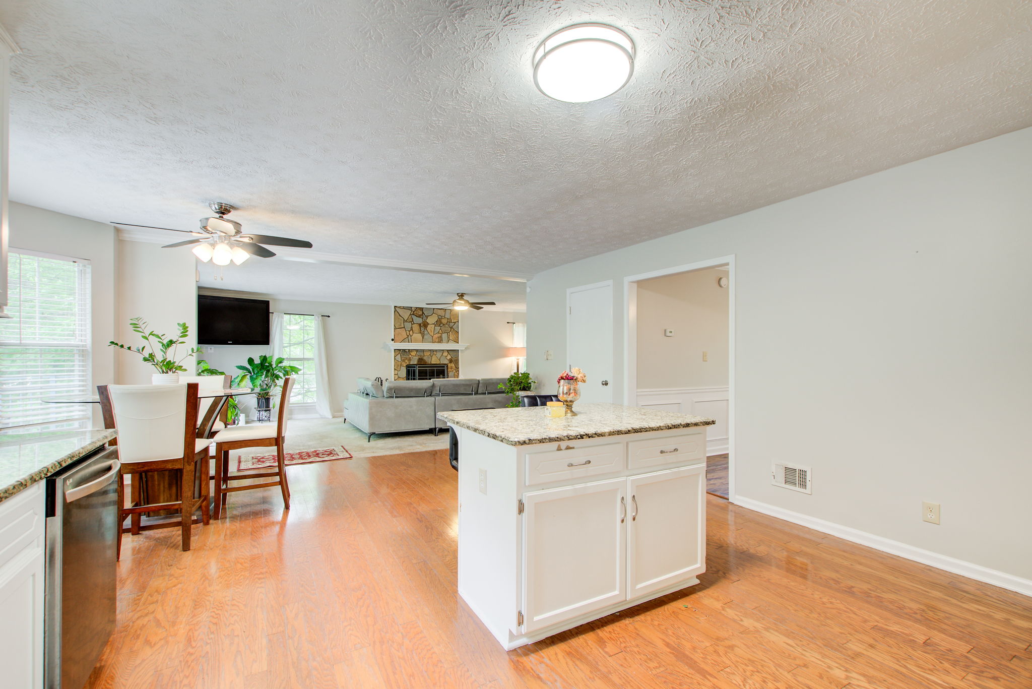 10 Kitchen C w BA  LR + Dining Access