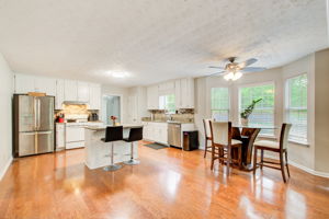 7 Kitchen A w Breakfast Area