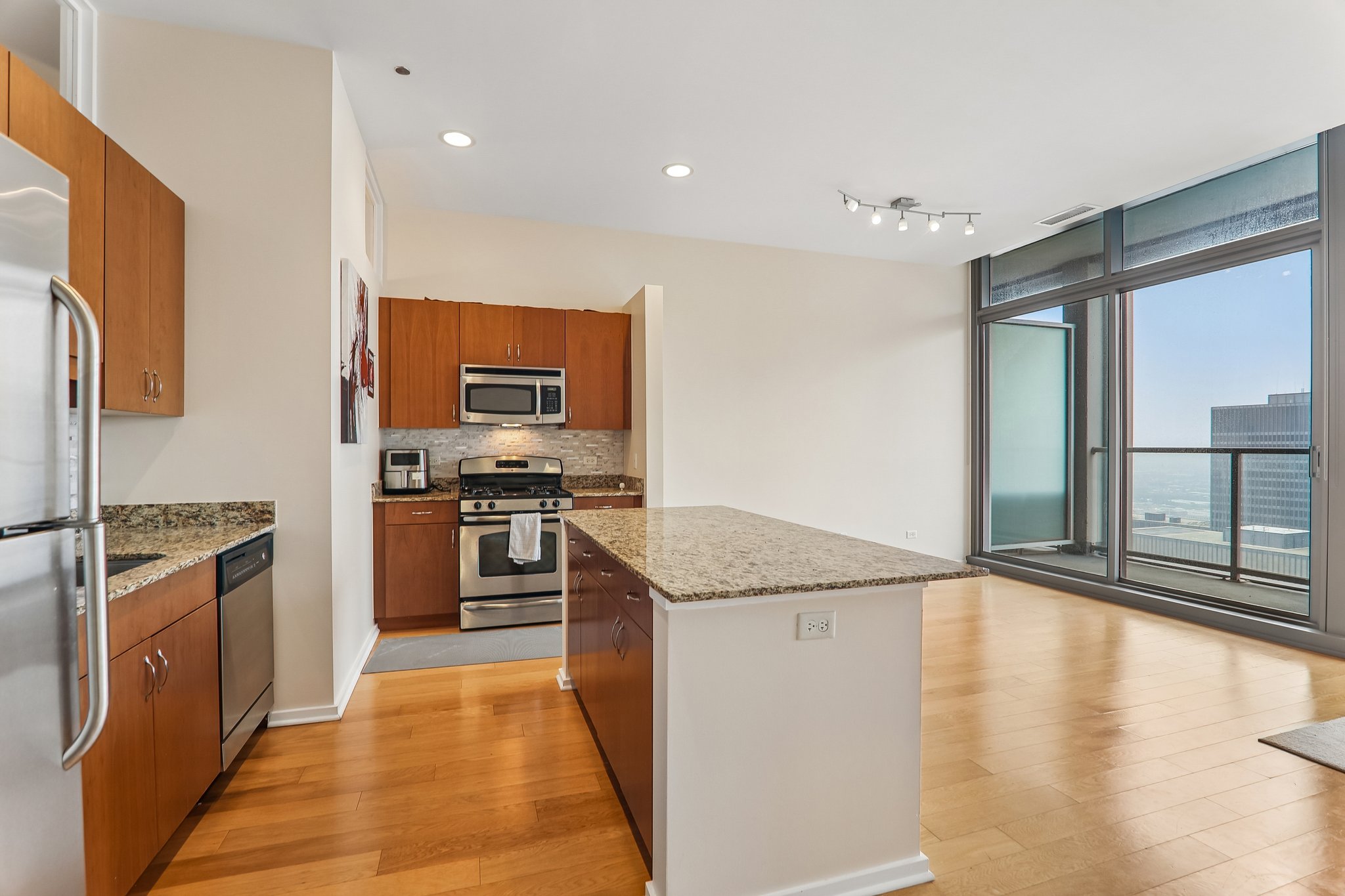 E Monroe St 4407-S1408-014.jpg