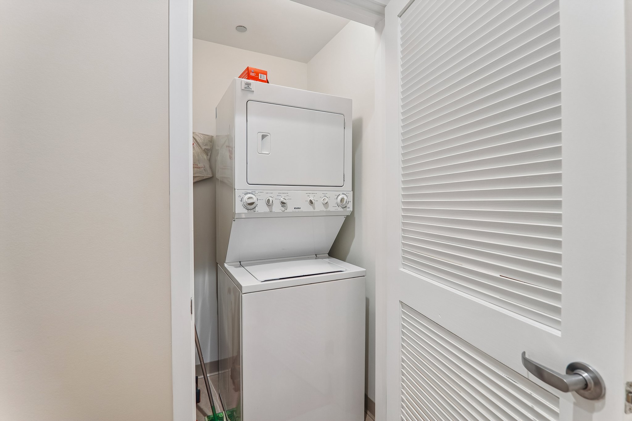 E Monroe St 4407-S1408-015.jpg