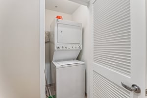 E Monroe St 4407-S1408-015.jpg
