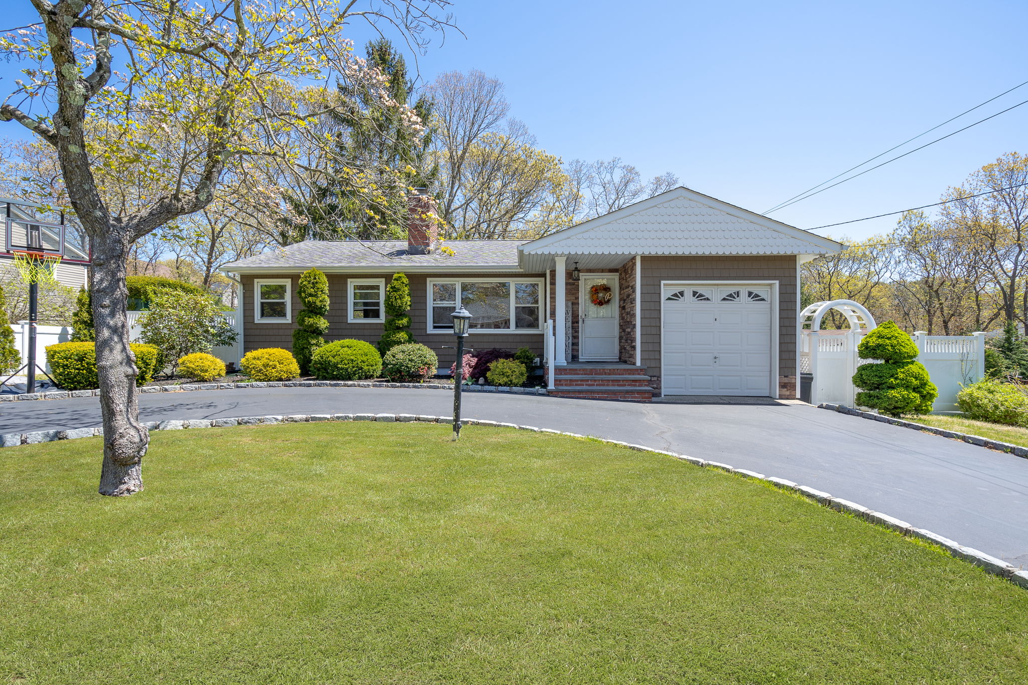 65 Plymouth Blvd, Smithtown, NY 11787 Slate Media