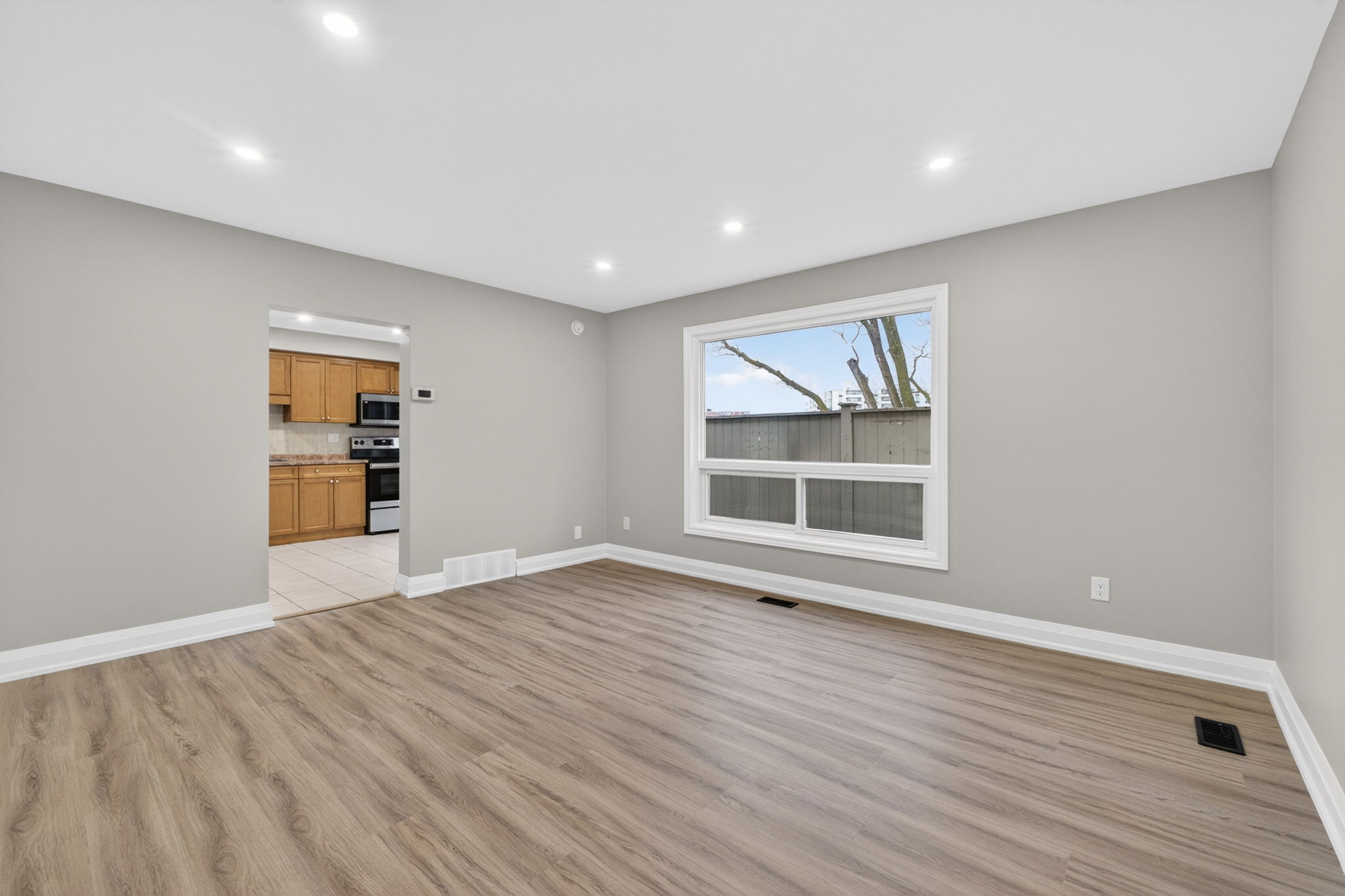 65 Woodman Dr S, Hamilton, ON L8K 4E2, Canada Photo 4