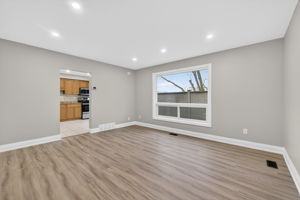 65 Woodman Dr S, Hamilton, ON L8K 4E2, Canada Photo 3