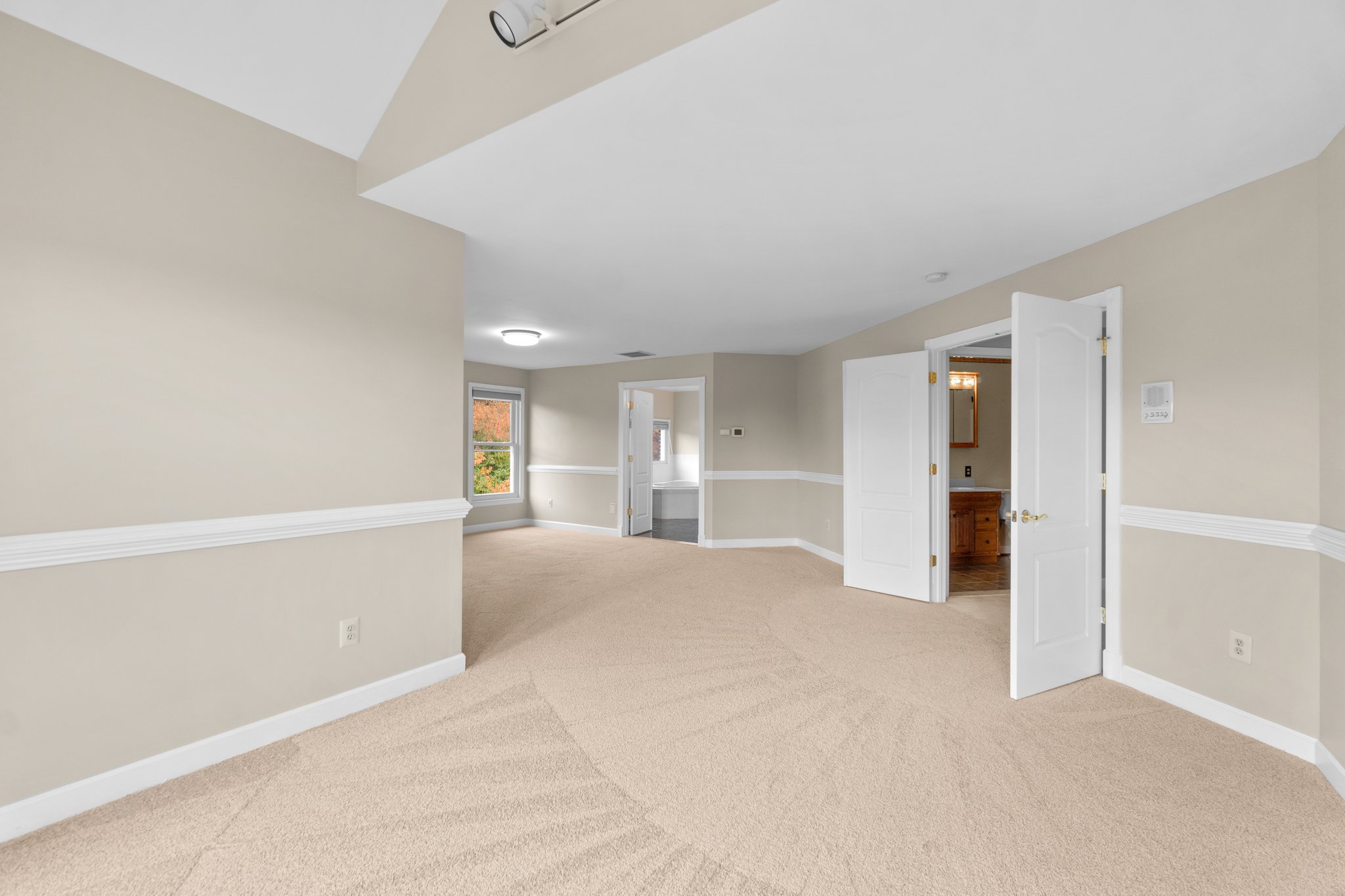 33. Upper bedroom.jpg