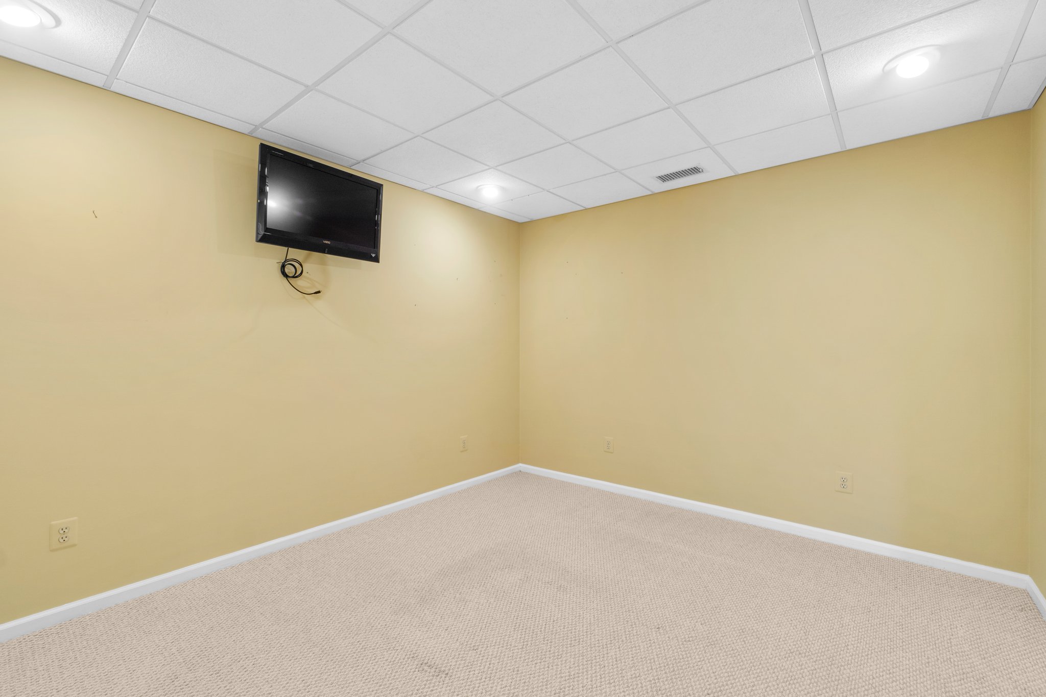 38. Lower bedroom.jpg