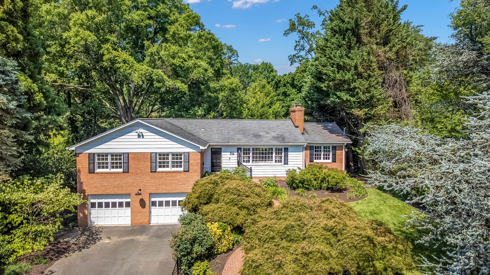 WALTERS WOODS | Spacious 5BR/3BA Brick Rambler