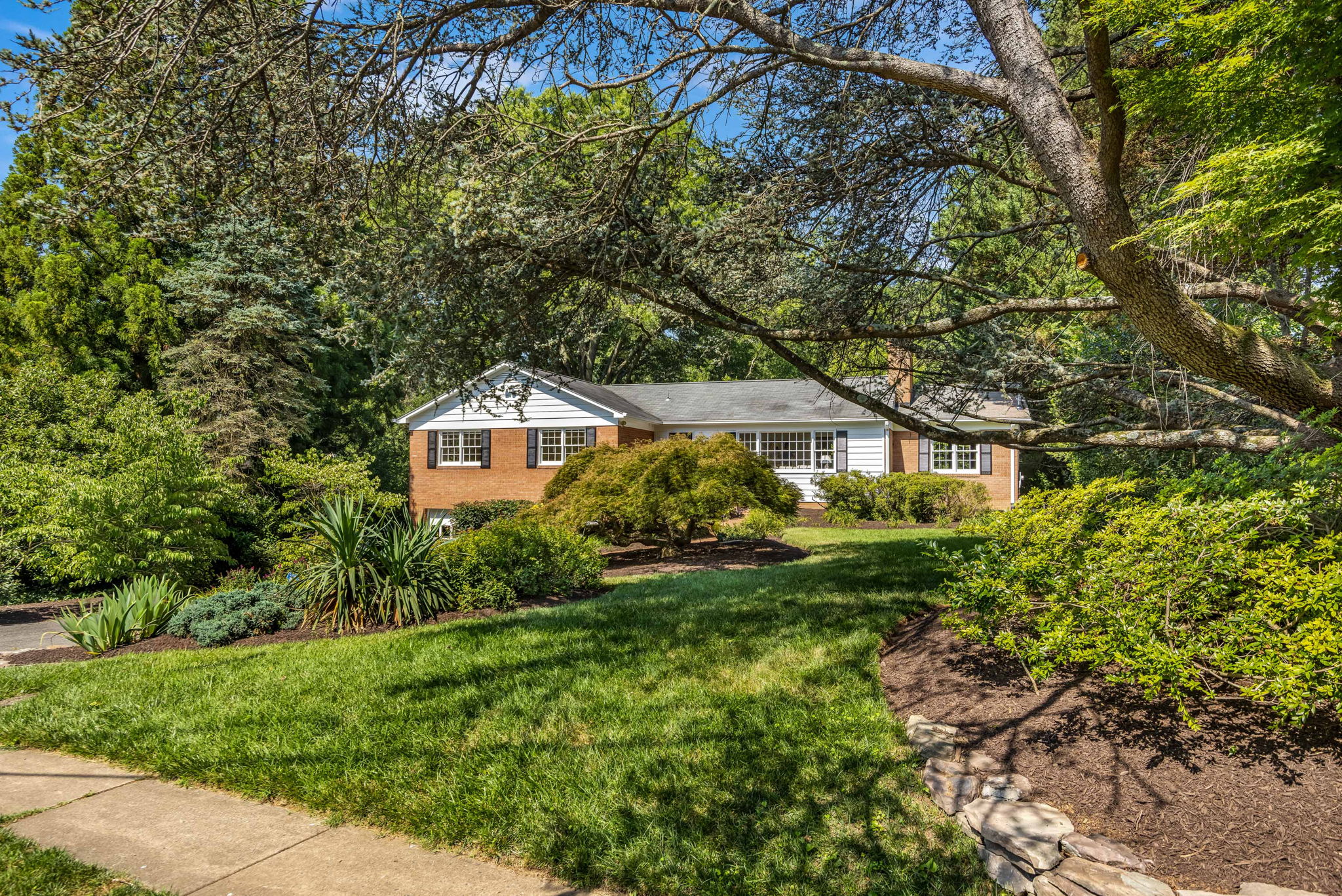 WALTERS WOODS | Spacious 5BR/3BA Brick Rambler