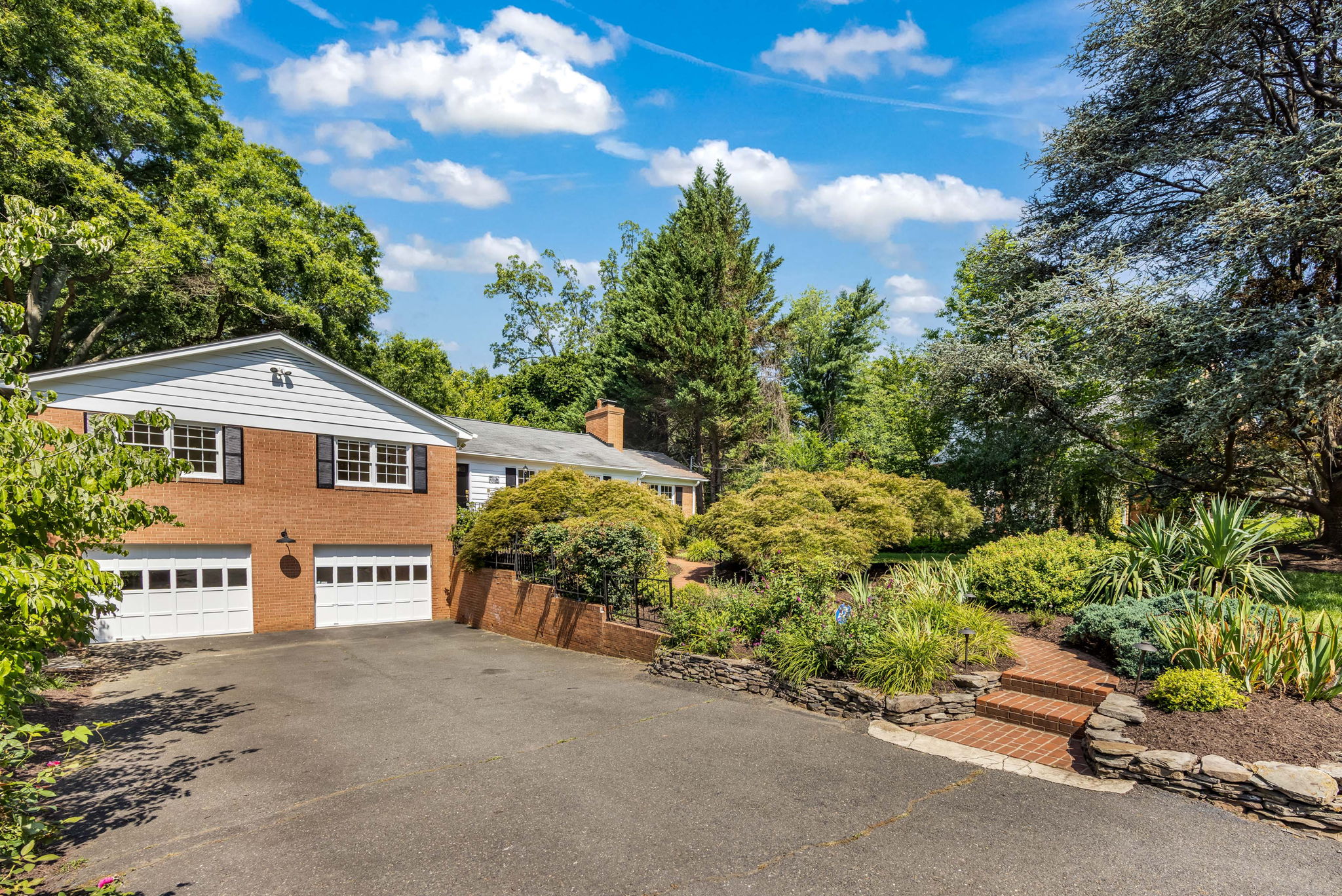 WALTERS WOODS | Spacious 5BR/3BA Brick Rambler
